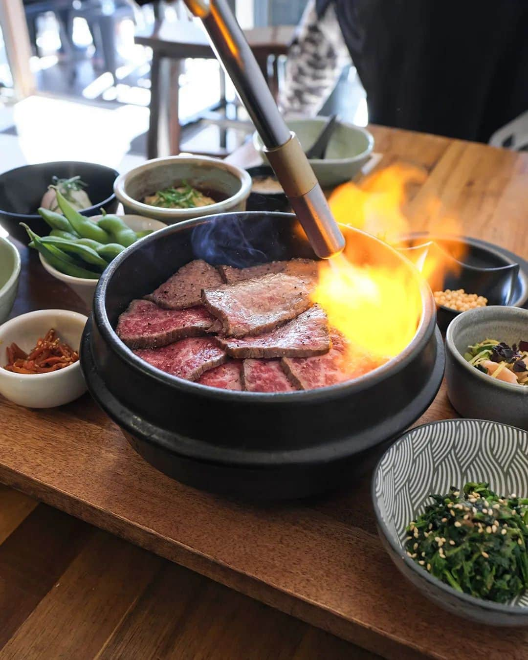 Erinaさんのインスタグラム写真 - (ErinaInstagram)「Wagyu MB9 Hitsumabushi Donburi 🤎  It is a large portion, so be prepared! 😂   It comes with a variety of small side dishes, and the friendly owner comes to your table to torch the beef donburi, offering you the choice between beef tataki or lightly grilled tender slices! 🔥   It's such a great experience, and I always love their welcoming vibes at  @kens_kissa in Neutral Bay! 🧡🥺🥺」7月10日 16時49分 - eliseaki