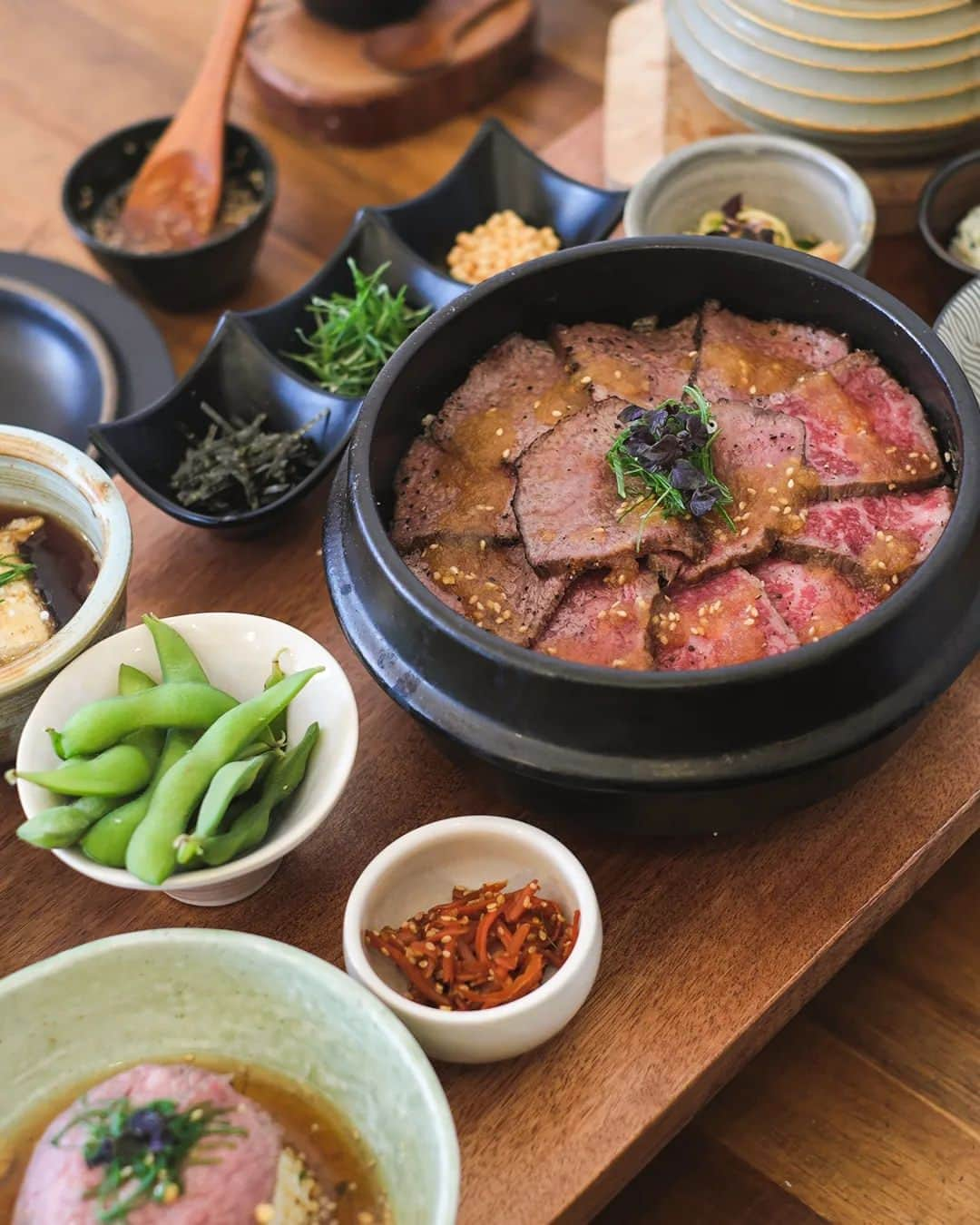 Erinaのインスタグラム：「Wagyu MB9 Hitsumabushi Donburi 🤎  It is a large portion, so be prepared! 😂   It comes with a variety of small side dishes, and the friendly owner comes to your table to torch the beef donburi, offering you the choice between beef tataki or lightly grilled tender slices! 🔥   It's such a great experience, and I always love their welcoming vibes at  @kens_kissa in Neutral Bay! 🧡🥺🥺」