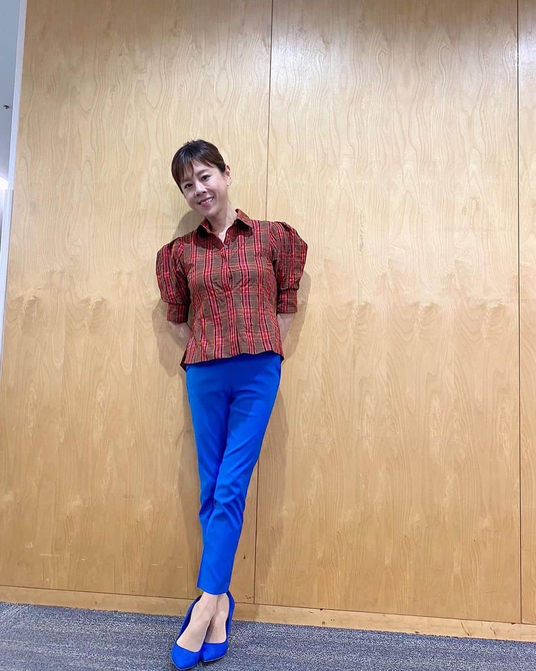 高橋真麻のインスタグラム：「新世界メタバースTVの収録。 珍しくパンツスタイル。」