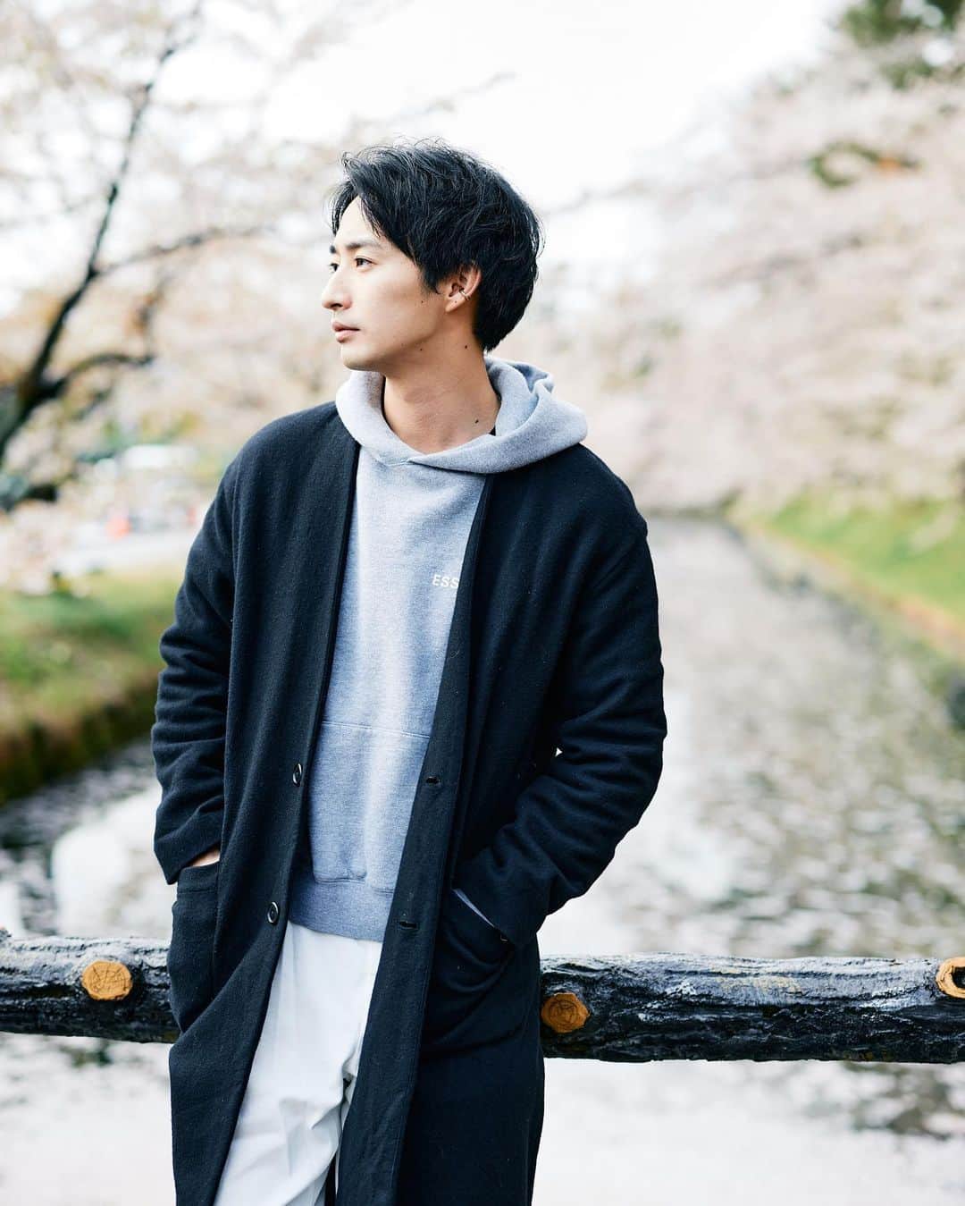 ロビンのインスタグラム：「Thanks for watching Is She the Wolf episode 6  @netflixjp   好きな仕事があれば1人でいる事に強くなってしまう 20代前半の何も考えずに突っ走れる姿が羨ましく感じる。 みんなが眩しく見える6話でした  こりゃ、厄介だわ笑  #オオカミちゃんには騙されない #オオカミちゃん　#古屋呂敏　#IsShetheWolf」