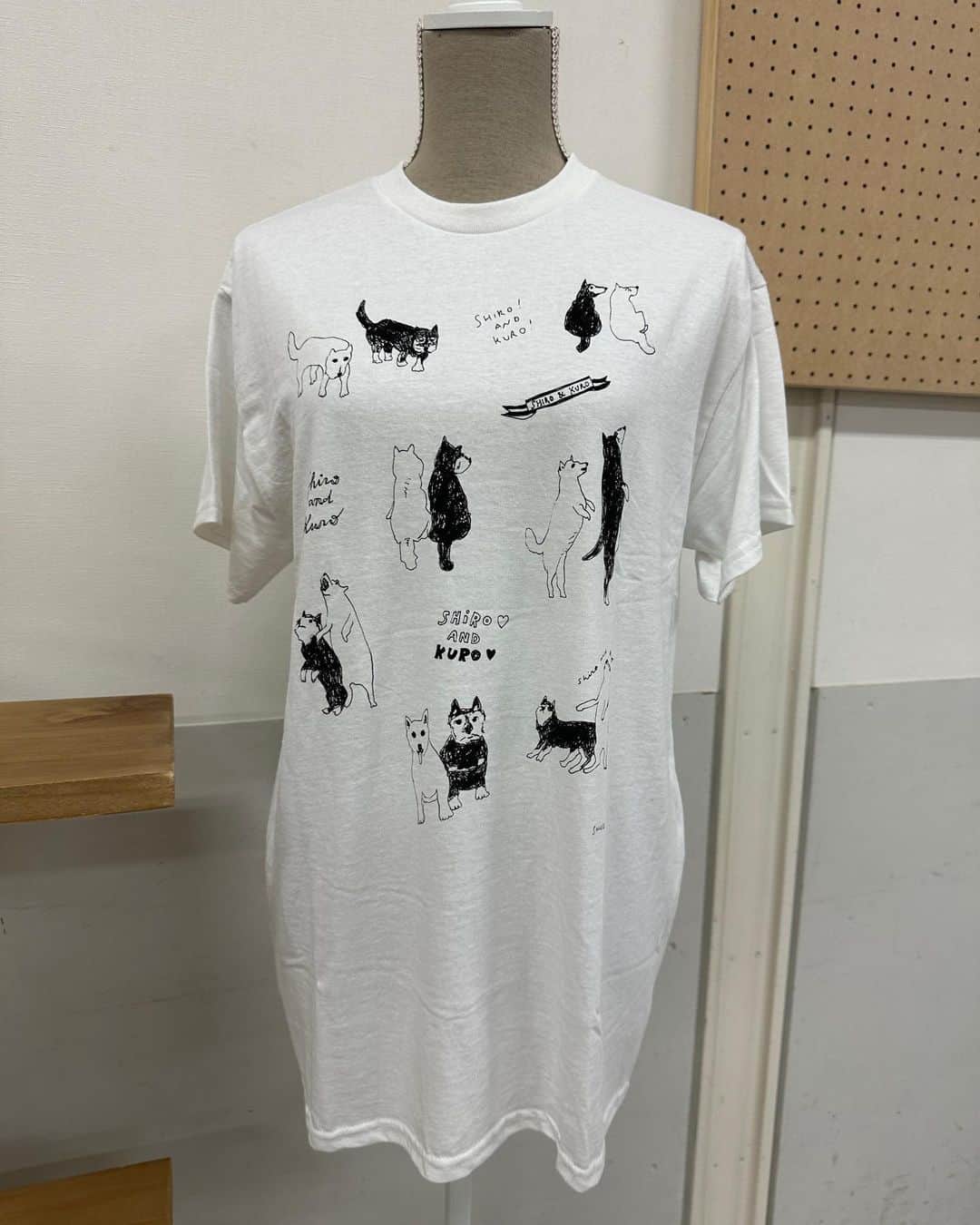 SHOKOさんのインスタグラム写真 - (SHOKOInstagram)「渋谷ヒカリエ9階で始まった、写真家・平間至さんの展覧会グッズには、私の描いたイラストがたくさん🎨❣️ 平間さんの愛犬・シロちゃん&クロちゃん、「平間さんの好きなもの」と称して描いたアイテムあれこれ、黒の線画で表現したイラストが、Tシャツやキーホルダー、水筒など、ステキなグッズになって、大感激✨ ぜひ会場でチェックして下さいね💞」7月10日 17時05分 - shoko_london