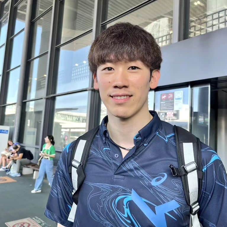 TBSバレブーのインスタグラム：「.  予選ラウンドを終え、男子日本代表が帰国しました✈️ 空港で取材に応じた #石川祐希 主将は「満足はしていないけどいい出来だった」と12試合を総括💪  準々決勝@ポーランド 🇯🇵日本vsスロベニア🇸🇮 BS-TBS 21日(金)よる9時～放送します👐  #vnl2023 #volleyball」