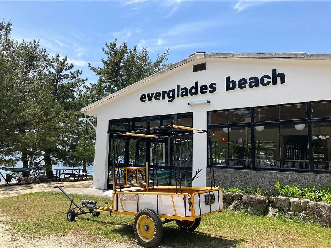 のインスタグラム：「【エバーグレイズ琵琶湖】 everglades beachの夏季営業が7/15(土)からスタート☀️  ビーチハウスでは、フード&ドリンクの販売やSUPのレンタルを行います🏖 ファミリーやグループで楽しめる、日帰りBBQサイトもご予約受付中！😊  さらに！ エバーグレイズポイントクラブ&エバーグレイズ琵琶湖宿泊者のスペシャルプライスも！！✨  詳細をcheck👉 https://www.everglades.jp/evergladesbeach  ※7/18(月)〜7/21(金)の期間は、休業日となります🙇‍♀️  #エバーグレイズ琵琶湖 #エバキャン #グランピング #アメリカン #アウトドア #リゾート #キャンプ #滋賀県 #琵琶湖 #滋賀旅行 #近江舞子 #滋賀県キャンプ場 #ファミリーキャンプ #ファミキャン #オートキャンプ #犬とキャンプ #夏休み #ビーチ #日帰りbbq #biwako #everglades #glamping #resort #camping」