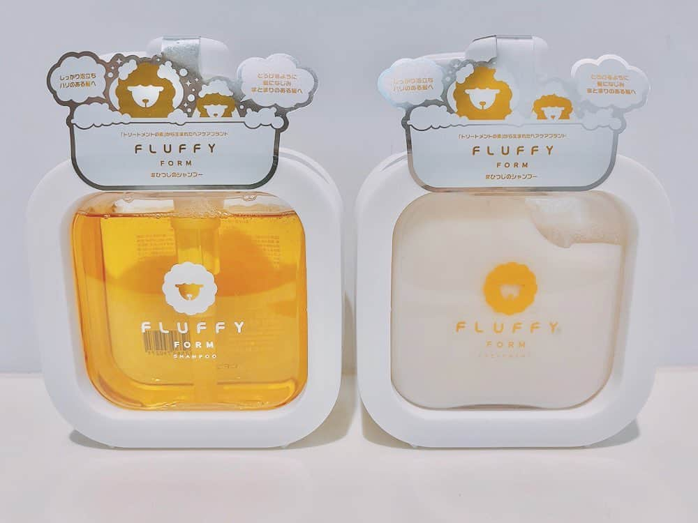 小椋寛子のインスタグラム：「新発売のシャンプートリートメント「FLUFFY」✨ いい香りで髪が潤いました🥰  公式アカウントからLINE友達になってアンケートに答えると トライアルセットを無料でもらえるそうです😆♪  #ひつじのシャンプー #ひつじのトリートメント #ケラチン #トリプルケラチン #fluffy #シャンプー #トリートメント #fluffyform #フラッフィーフォーム #PR」