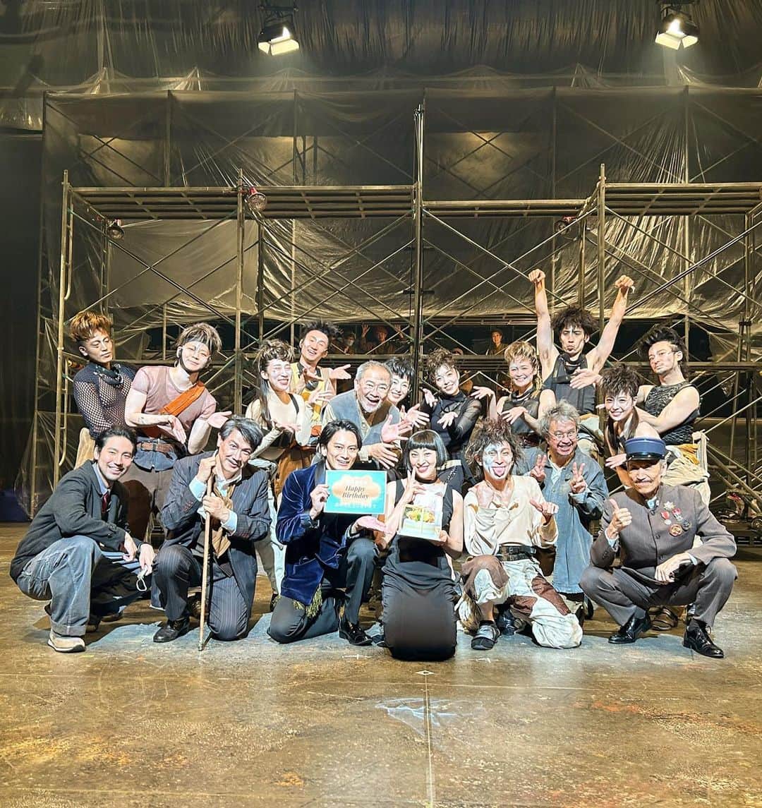 音月桂のインスタグラム：「「ある馬の物語」 舞台稽古中に迎えたお誕生日… 本番までのラストスパートで キャストもスタッフもいちばん大変な時なのに 心に残る素敵な時間をプレゼントして下さいました。  苦楽をともにした家族のようなカンパニーに心からの感謝の気持ちを込めて… みんなの笑顔をここに🐎💕  #ある馬の物語  #世田谷パブリックシアター  #誕生日」