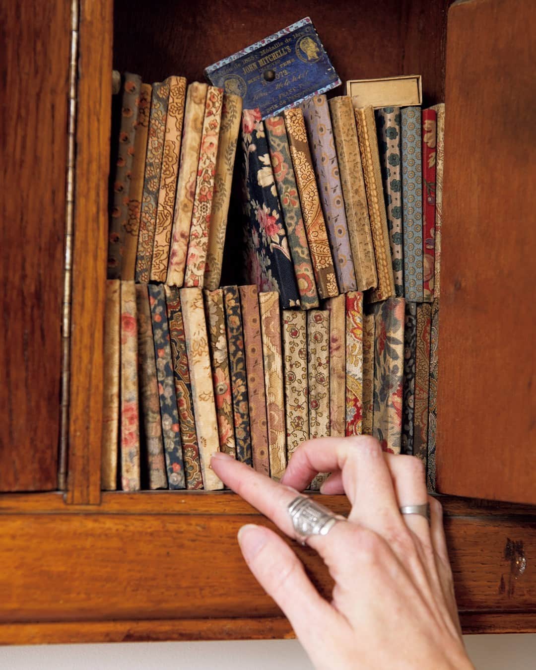 &Premium [&Premium] magazine.さんのインスタグラム写真 - (&Premium [&Premium] magazine.Instagram)「古いもの、かわいいものを集めるのが好きな、刺繍アーティスト・オドレーさん（@audreydemarre）の整理術。「本はサイズ、背表紙の色ごとに分類し、本棚に。食器は壁に設置したインドの水切り器へ。同じくサイズと色を合わせて収納しています。こうすれば見た目にも統一感が出て、すっきりと暮らせます」。木戸美由紀さん（@kidoppifr）の本誌連載「&Paris」から。 photo : Sumiyo Ida #andpremium #アンドプレミアム #旅をしたくなる美しい暮らしのある町 #toabeautifultown #パリ #paris #interior #homedecor #parisinteriors  #digoinsarreguemines #ディゴワンサルグミンヌ #本棚 #食器棚 #収納 #収納術 #整理術」7月10日 17時02分 - and_premium