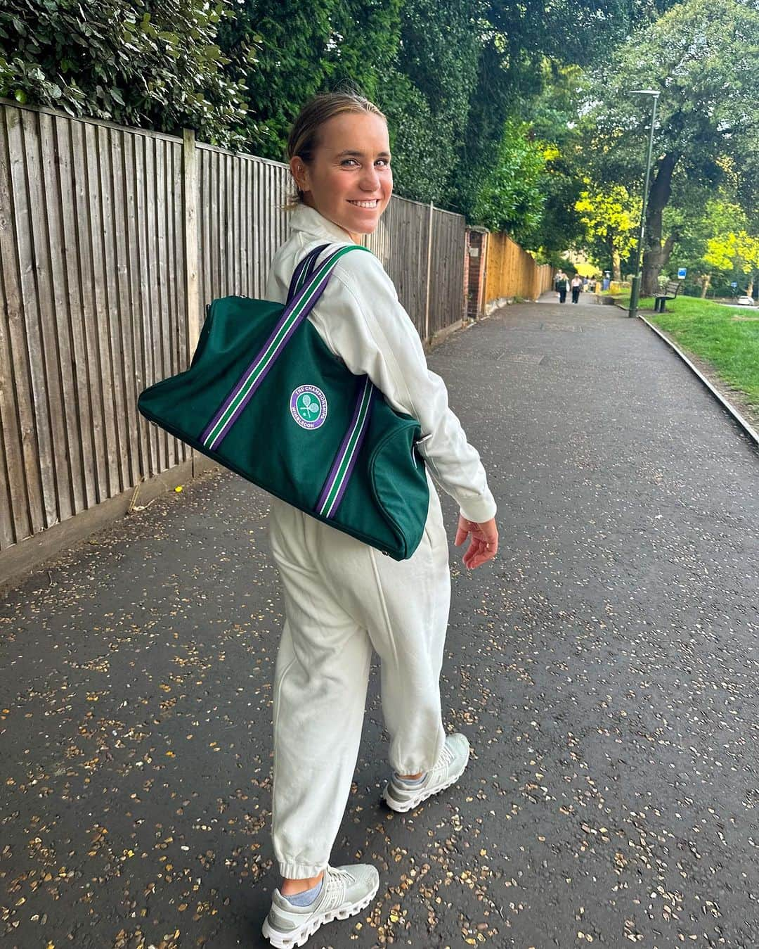 ソフィア・ケニンのインスタグラム：「Leaving London with my head held high, proud of the progress I’ve made and ready to carry this momentum into hard court season! See you next year Wimbledon 🌱🍓」