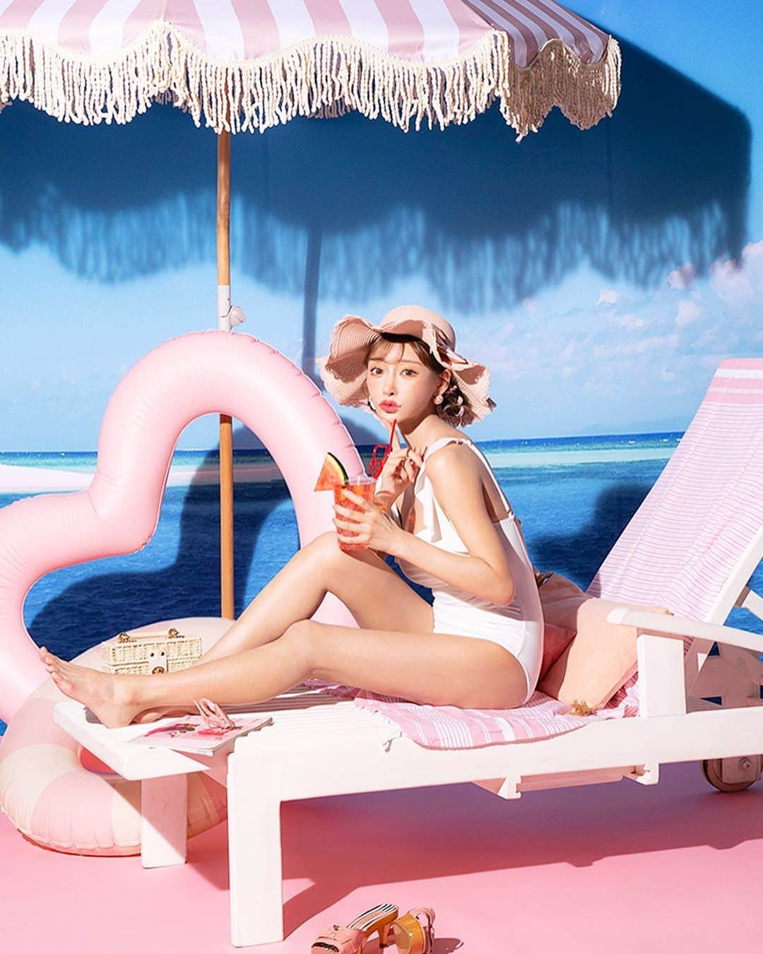 永谷知也のインスタグラム：「Flurry ビジュアルイメージ🍉🥤 @flurry.contact  #やっぱり夏は欲しくなる　❤️ model @asukakiraran  hairmake @nozaking42  styling @aya_yagishita  prop @ririricreative_office   #flully #カラコン#明日香キララ  #フルーリー#スイカソーダ #photo #photography #photographer」