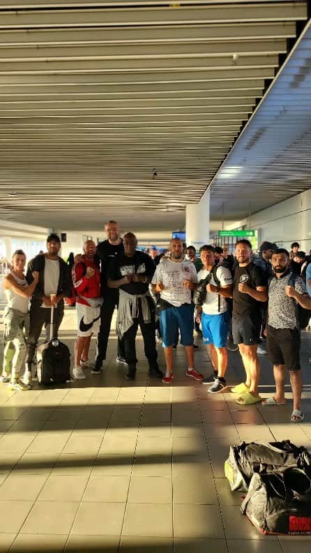 アンディ・サワーのインスタグラム：「Flying back after 10 days of @senshi.gala Bulgaria.  Please take note and expect the unexpected!  #senshi #bulgaria #legends #kickboxing #karate #seminars」