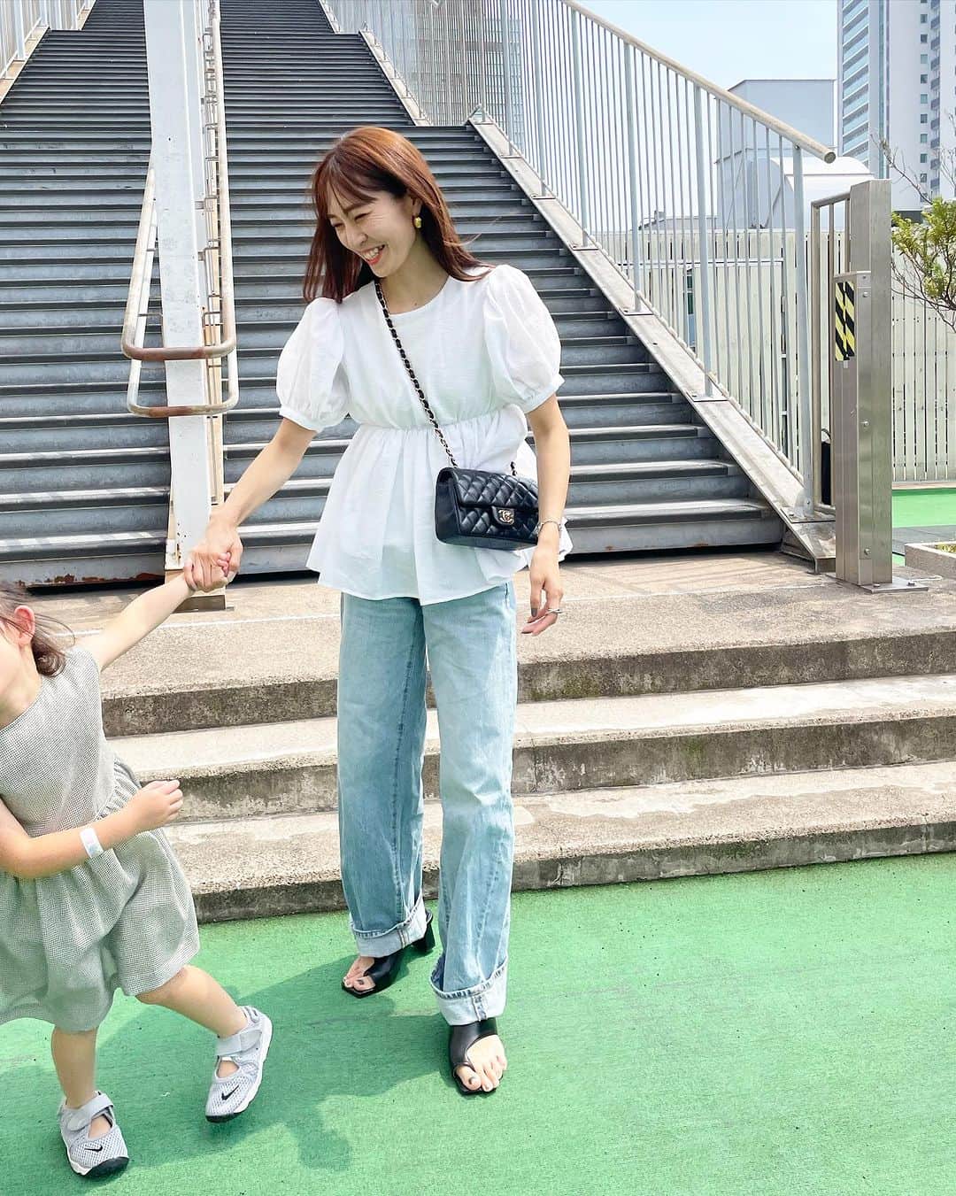 鈴木優美 さんのインスタグラム写真 - (鈴木優美 Instagram)「あっという間に週明け☀️ 平日は勿論ですが、土日も一瞬で過ぎていく…。 写真は少し前のわんぱく娘と🤳 (私の顔、戸惑いが隠せてない。笑) #スワイプしてね  @april1st.shop の甘トップス×薄色バギーで甘カジに👖 ちなみにこのバギーは @gu_for_all_ の丈長めを折り返してます！ 折ってないのは5枚目👀 娘はお気に入りでよく着ている @k_du.ciel 👧🏻🖤 本日もお疲れ様でしたー！！！ . . . . . . . #母娘 #母娘コーデ #april1st #エイプリルファースト #gu #ジーユー #ジーユー購入品 #ジーユーコーデ #ジーユーマニア #ジーユー新作 #バギーパンツ #chanel #シャネル #orientaltraffic #orientaltrafficbyyuri #オリエンタルトラフィック」7月10日 17時09分 - yumi_kakiuchi