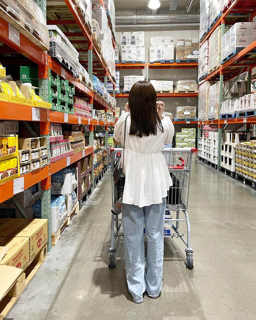 鈴木優美 さんのインスタグラム写真 - (鈴木優美 Instagram)「あっという間に週明け☀️ 平日は勿論ですが、土日も一瞬で過ぎていく…。 写真は少し前のわんぱく娘と🤳 (私の顔、戸惑いが隠せてない。笑) #スワイプしてね  @april1st.shop の甘トップス×薄色バギーで甘カジに👖 ちなみにこのバギーは @gu_for_all_ の丈長めを折り返してます！ 折ってないのは5枚目👀 娘はお気に入りでよく着ている @k_du.ciel 👧🏻🖤 本日もお疲れ様でしたー！！！ . . . . . . . #母娘 #母娘コーデ #april1st #エイプリルファースト #gu #ジーユー #ジーユー購入品 #ジーユーコーデ #ジーユーマニア #ジーユー新作 #バギーパンツ #chanel #シャネル #orientaltraffic #orientaltrafficbyyuri #オリエンタルトラフィック」7月10日 17時09分 - yumi_kakiuchi