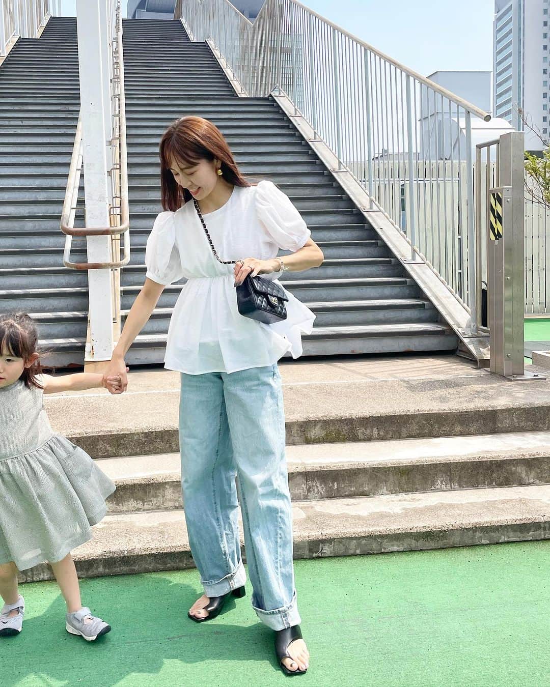 鈴木優美 さんのインスタグラム写真 - (鈴木優美 Instagram)「あっという間に週明け☀️ 平日は勿論ですが、土日も一瞬で過ぎていく…。 写真は少し前のわんぱく娘と🤳 (私の顔、戸惑いが隠せてない。笑) #スワイプしてね  @april1st.shop の甘トップス×薄色バギーで甘カジに👖 ちなみにこのバギーは @gu_for_all_ の丈長めを折り返してます！ 折ってないのは5枚目👀 娘はお気に入りでよく着ている @k_du.ciel 👧🏻🖤 本日もお疲れ様でしたー！！！ . . . . . . . #母娘 #母娘コーデ #april1st #エイプリルファースト #gu #ジーユー #ジーユー購入品 #ジーユーコーデ #ジーユーマニア #ジーユー新作 #バギーパンツ #chanel #シャネル #orientaltraffic #orientaltrafficbyyuri #オリエンタルトラフィック」7月10日 17時09分 - yumi_kakiuchi