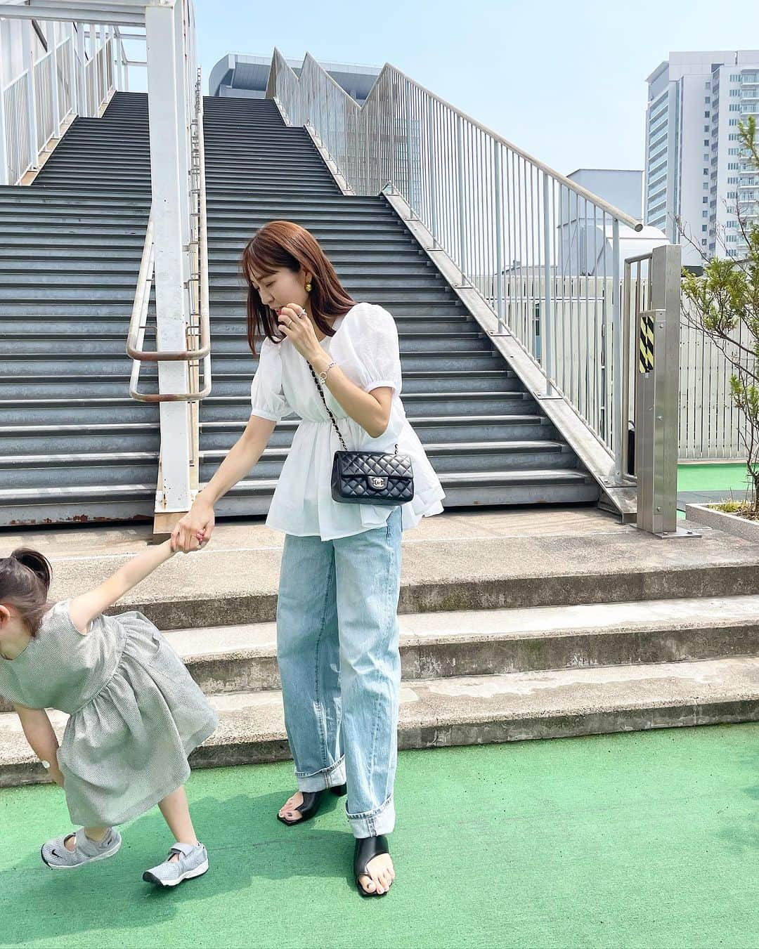 鈴木優美 さんのインスタグラム写真 - (鈴木優美 Instagram)「あっという間に週明け☀️ 平日は勿論ですが、土日も一瞬で過ぎていく…。 写真は少し前のわんぱく娘と🤳 (私の顔、戸惑いが隠せてない。笑) #スワイプしてね  @april1st.shop の甘トップス×薄色バギーで甘カジに👖 ちなみにこのバギーは @gu_for_all_ の丈長めを折り返してます！ 折ってないのは5枚目👀 娘はお気に入りでよく着ている @k_du.ciel 👧🏻🖤 本日もお疲れ様でしたー！！！ . . . . . . . #母娘 #母娘コーデ #april1st #エイプリルファースト #gu #ジーユー #ジーユー購入品 #ジーユーコーデ #ジーユーマニア #ジーユー新作 #バギーパンツ #chanel #シャネル #orientaltraffic #orientaltrafficbyyuri #オリエンタルトラフィック」7月10日 17時09分 - yumi_kakiuchi
