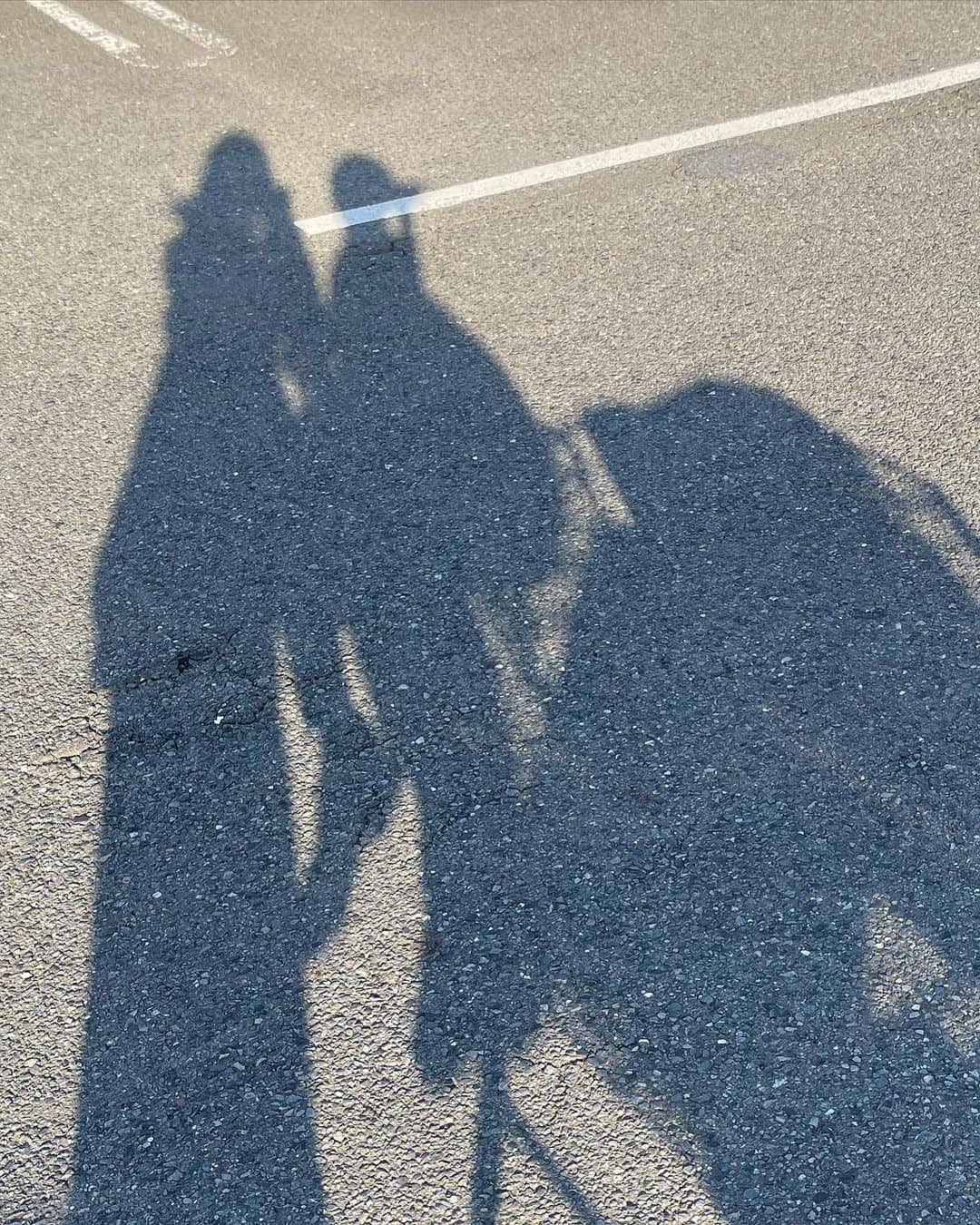 鈴木優美 さんのインスタグラム写真 - (鈴木優美 Instagram)「あっという間に週明け☀️ 平日は勿論ですが、土日も一瞬で過ぎていく…。 写真は少し前のわんぱく娘と🤳 (私の顔、戸惑いが隠せてない。笑) #スワイプしてね  @april1st.shop の甘トップス×薄色バギーで甘カジに👖 ちなみにこのバギーは @gu_for_all_ の丈長めを折り返してます！ 折ってないのは5枚目👀 娘はお気に入りでよく着ている @k_du.ciel 👧🏻🖤 本日もお疲れ様でしたー！！！ . . . . . . . #母娘 #母娘コーデ #april1st #エイプリルファースト #gu #ジーユー #ジーユー購入品 #ジーユーコーデ #ジーユーマニア #ジーユー新作 #バギーパンツ #chanel #シャネル #orientaltraffic #orientaltrafficbyyuri #オリエンタルトラフィック」7月10日 17時09分 - yumi_kakiuchi