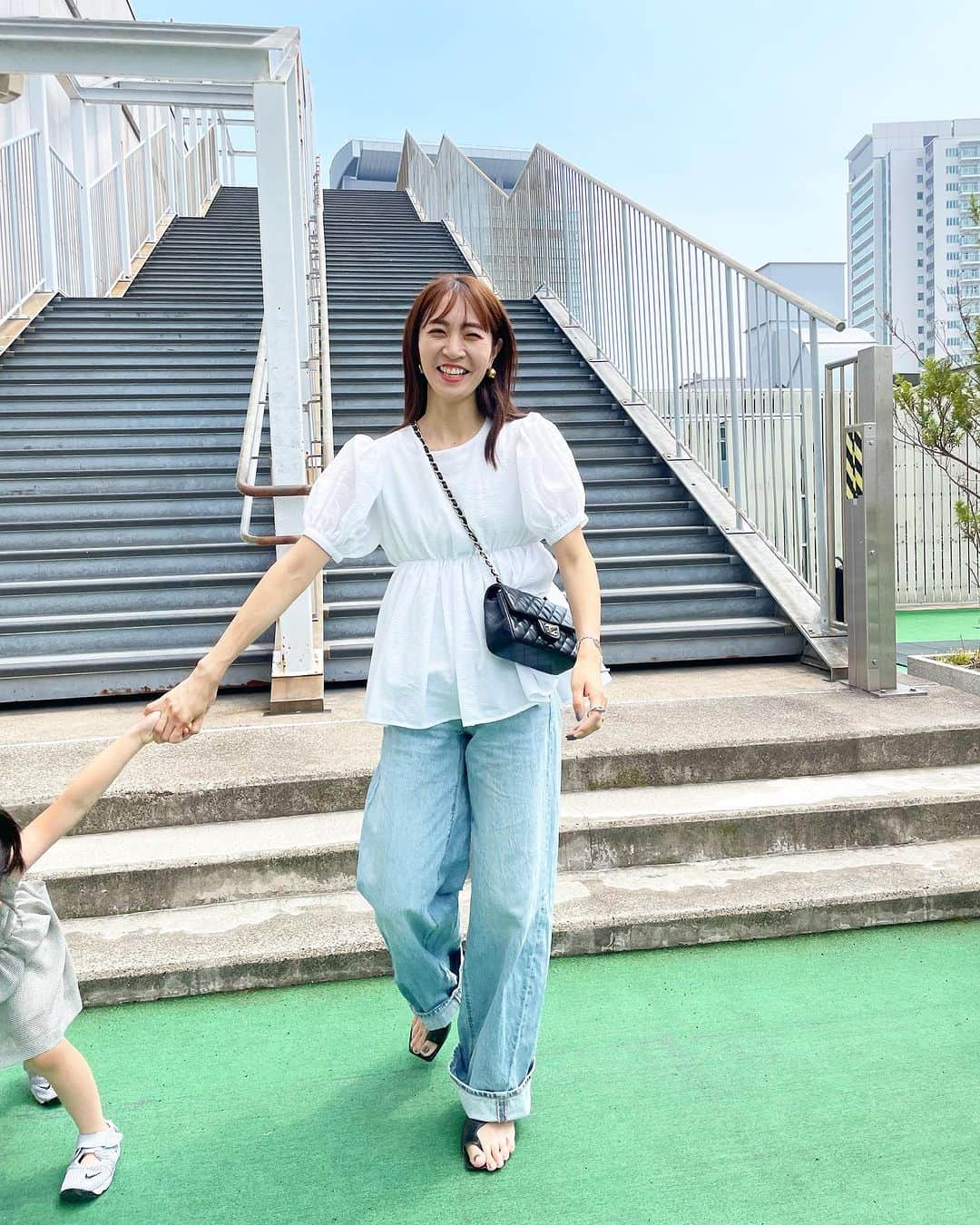 鈴木優美 のインスタグラム：「あっという間に週明け☀️ 平日は勿論ですが、土日も一瞬で過ぎていく…。 写真は少し前のわんぱく娘と🤳 (私の顔、戸惑いが隠せてない。笑) #スワイプしてね  @april1st.shop の甘トップス×薄色バギーで甘カジに👖 ちなみにこのバギーは @gu_for_all_ の丈長めを折り返してます！ 折ってないのは5枚目👀 娘はお気に入りでよく着ている @k_du.ciel 👧🏻🖤 本日もお疲れ様でしたー！！！ . . . . . . . #母娘 #母娘コーデ #april1st #エイプリルファースト #gu #ジーユー #ジーユー購入品 #ジーユーコーデ #ジーユーマニア #ジーユー新作 #バギーパンツ #chanel #シャネル #orientaltraffic #orientaltrafficbyyuri #オリエンタルトラフィック」