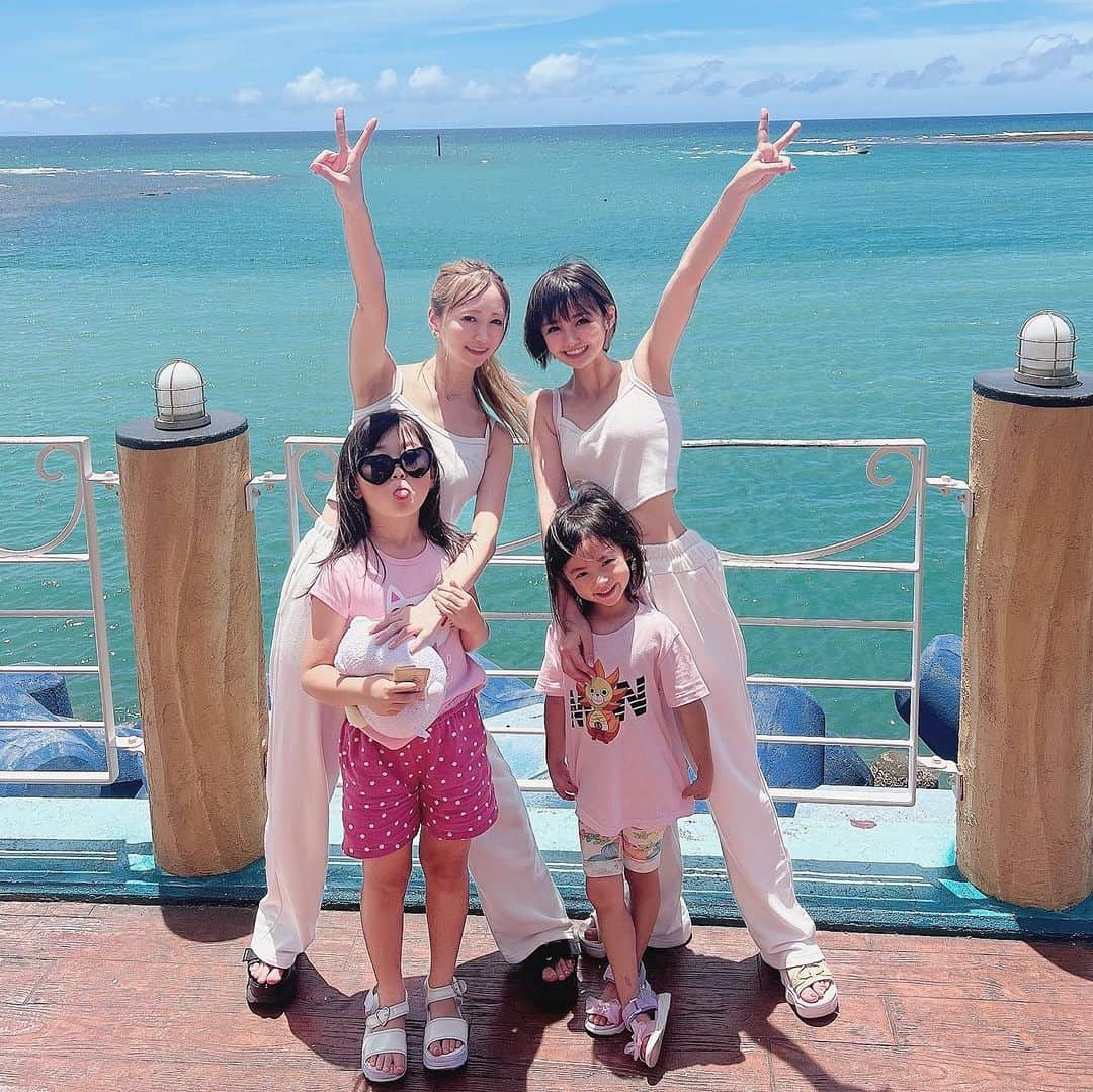 綾瀬羽乃(あーは)さんのインスタグラム写真 - (綾瀬羽乃(あーは)Instagram)「🌺沖縄旅🌺 15年以上一緒にいて ほぼ毎日連絡とってる相方さん🤣 だけど旅は初…かも？！？  娘ちゃん達が楽しんでくれてよかったぁ☺️💛💛  母達は太陽に弱すぎて溶けた🫠笑  しばらく沖縄投稿続きそうです👯‍♀️ またすぐ行きたい🌺  #沖縄#沖縄旅行#子連れ旅#子連れ旅行#みんなありがとう #女の子ママ#シンママライフ」7月10日 17時11分 - ayasehano