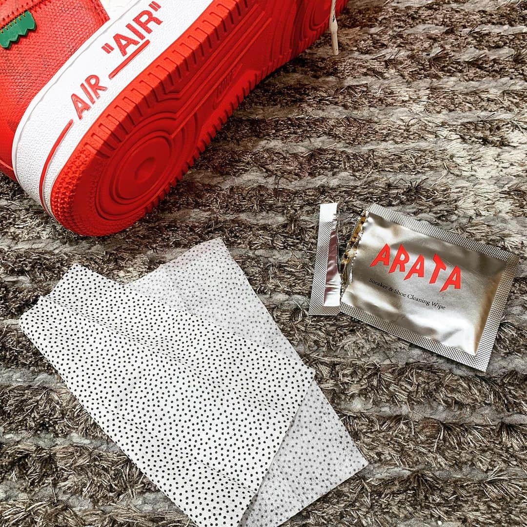 Sneaker At Randomのインスタグラム：「ARATA ワイプス  スニーカー専用のクリーニングシート 12個入り　税込:880円  汚れが沈着する前に落とすことにより綺麗な状態を長く保つことができます。 小分けになっているのでバッグに数個入れておくと便利です。  アルコールティッシュや使い捨てのおしぼりで拭くと塗料の剥がれや変色するおそれがありますので、スニーカー専用のものがおすすめです。  #sneakeratrandom#スニーカーアトランダム#junkyard#ジャンクヤード#sneaker#スニーカー#スニーカー修理#スニーカーカスタム#市川#本八幡#梅田#阪神梅田本店#心斎橋#高円寺#angeluspaint#アンジェラスペイント#arata#アラタ」
