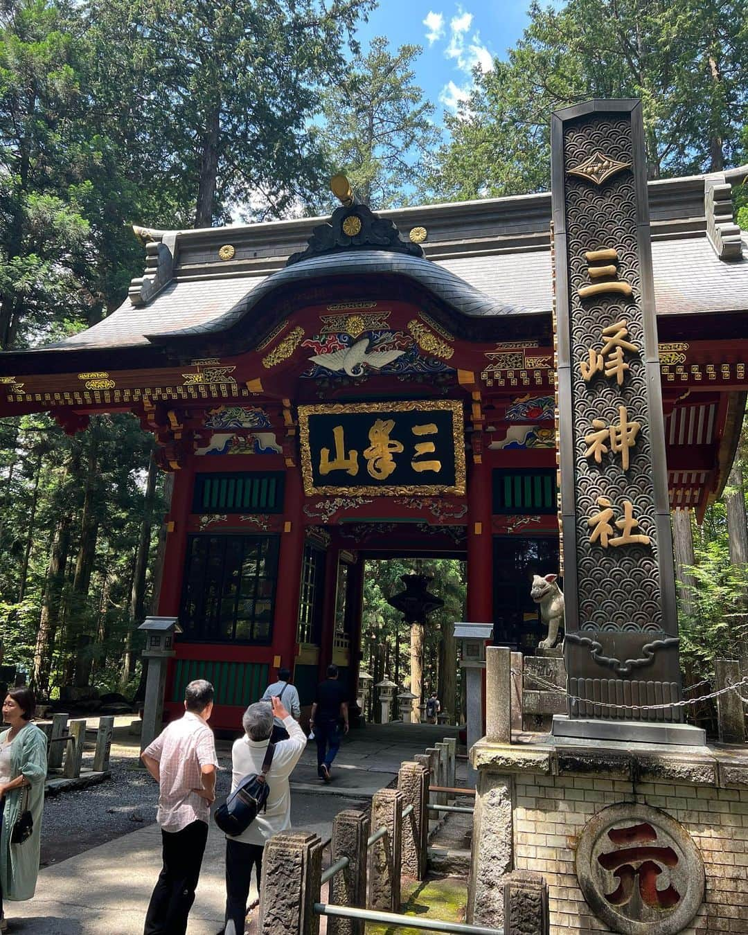 たけるさんのインスタグラム写真 - (たけるInstagram)「【最近の参拝歴】  三峯神社　埼玉県秩父 芸人の皆さんがよく言う三峯神社にようやく行けた 鳥居はもう一番渋い三ツ鳥居 大きい鳥居にちっちゃい鳥居が二つ 鳥居界のブルゾンちえみwithB 普通の鳥居と参拝の仕方が違う 中央から左潜って右潜って左潜る やってたの僕だけだった でも僕が間違ってないぞ ともかくスンゲェね 中の境内前の鳥居も激渋 鳥居カッケェ 門もすごく立派 ヘラジカのツノぐらい立派 拝殿の上には七福神がいる 布袋様もいらっしゃった 布袋様と寿老人が囲碁打ってる ヒカルの碁ならぬ、ホテイの碁またはジュロウの碁 フレディマーキュリーぐらい胸毛生えてる  #東京ホテイソン #たける #漫才師 #備中神楽 #神社 #神社巡り #三峯神社 #三峰神社 #布袋様 #鳥居カッケェ」7月10日 17時15分 - takayanken