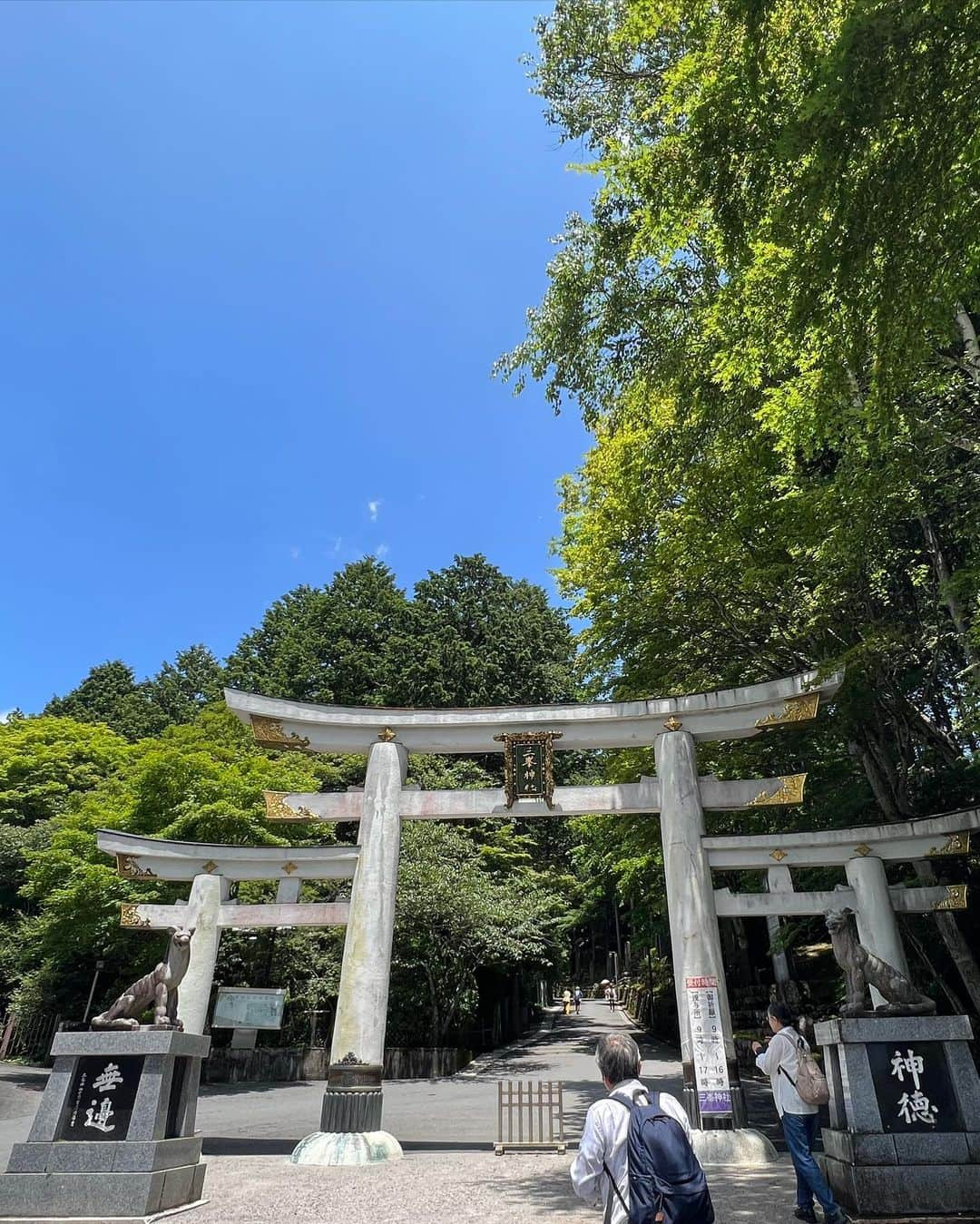 たけるのインスタグラム：「【最近の参拝歴】  三峯神社　埼玉県秩父 芸人の皆さんがよく言う三峯神社にようやく行けた 鳥居はもう一番渋い三ツ鳥居 大きい鳥居にちっちゃい鳥居が二つ 鳥居界のブルゾンちえみwithB 普通の鳥居と参拝の仕方が違う 中央から左潜って右潜って左潜る やってたの僕だけだった でも僕が間違ってないぞ ともかくスンゲェね 中の境内前の鳥居も激渋 鳥居カッケェ 門もすごく立派 ヘラジカのツノぐらい立派 拝殿の上には七福神がいる 布袋様もいらっしゃった 布袋様と寿老人が囲碁打ってる ヒカルの碁ならぬ、ホテイの碁またはジュロウの碁 フレディマーキュリーぐらい胸毛生えてる  #東京ホテイソン #たける #漫才師 #備中神楽 #神社 #神社巡り #三峯神社 #三峰神社 #布袋様 #鳥居カッケェ」