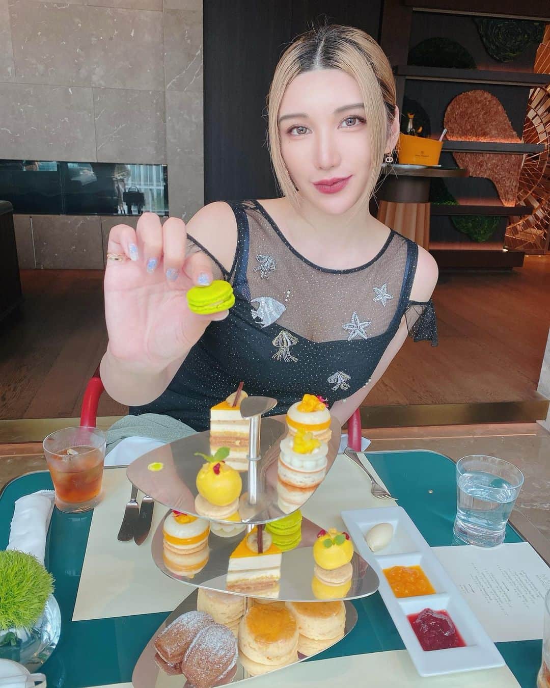のインスタグラム：「ヌン活🤍 フォーシーズンズの夏🌻 私南国のフルーツが好きなのでドンピシャでした🥭  中国のワンホンメイク目指してたら英語でアテンドされてちょっと嬉しかった☺️   #ヌン活 #アフタヌーンティー」