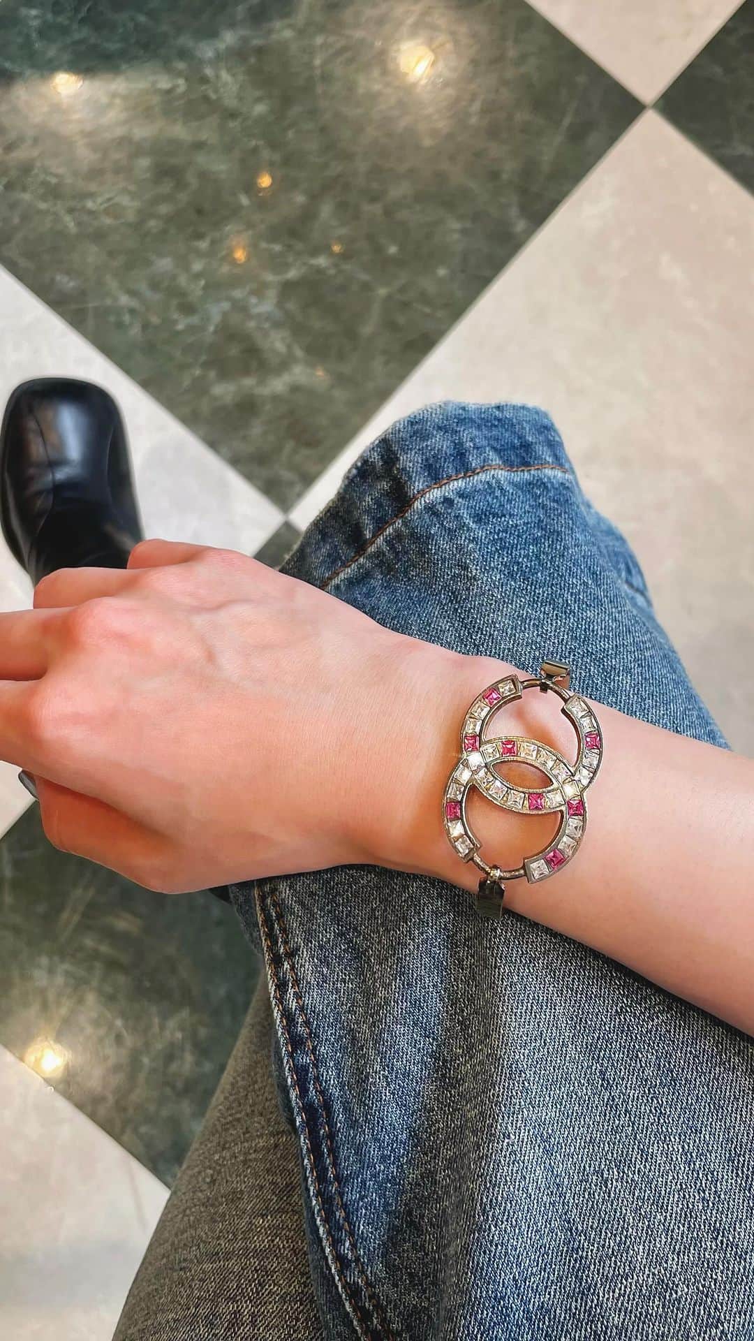のインスタグラム：「Recommended✨ #ChanelVintage Bangle from 2000s 💅🏻  ▼Customer service English/Chinese/Korean/Japanese *Please feel free to contact us! *商品が見つからない場合にはDMにてお問い合わせください   ▼International shipping via our online store. Link in bio.  #tokyovintageshop #오모테산도 #omotesando #aoyama #表参道 #명품빈티지 #빈티지패션 #도쿄빈티지샵  #ヴィンテージファッション #ヴィンテージショップ #chanelvintage #chanel #vintagechanel #chanelclassic #chanellover #빈티지샤넬 #샤넬  #シャネル #샤넬클래식」