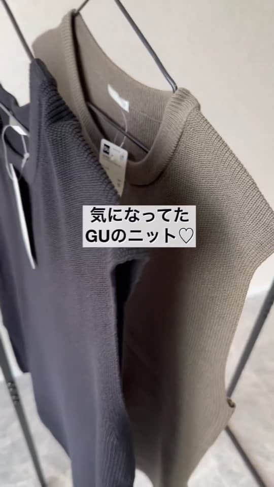 Locariのインスタグラム：「GU高見えサマーニット🌻 @yokococo73 さんの投稿をご紹介します✎  GU✔︎  限定価格なってたのでとり急ぎです,,  黒は間違いないやつ、オリーブ（カーキ？）が 黒に合わせるとすっごくおしゃれ見えでした🤍 もちろん、サロペのインナーにも♡♡♡ 脇見えるので見せる前提で🙌🥰  サイズはオリーブはM、 黒はジレみたいに着たくて ゆるっとでLにしましたよ🥰🫶❤️✨  @gu_for_all_  ☑︎フレンチスリーブセーター BLACK/L,OLIVE/M ¥1,690 🪧アプリ会員特別価格、7月6日まで🛒 　 　 　　　  #fashion#mineby3m#partegram#gu #コーデ#コーデ記録#大人カジュアル#着回し#プチプラコーデ#大人コーデ#高見えコーデ#きれいめカジュアル#オトナカジュアル#プチプラ高見えコーデ#春コーデ#トレンドコーデ#ジーユー#ジーユー新作#プチプラ#毎日コーデ#ジーユーコーデ#大人きれいめコーデ#着回しコーデ#モノトーンコーデ#着回しコーデ#gu購入品#購入品紹介#locari」