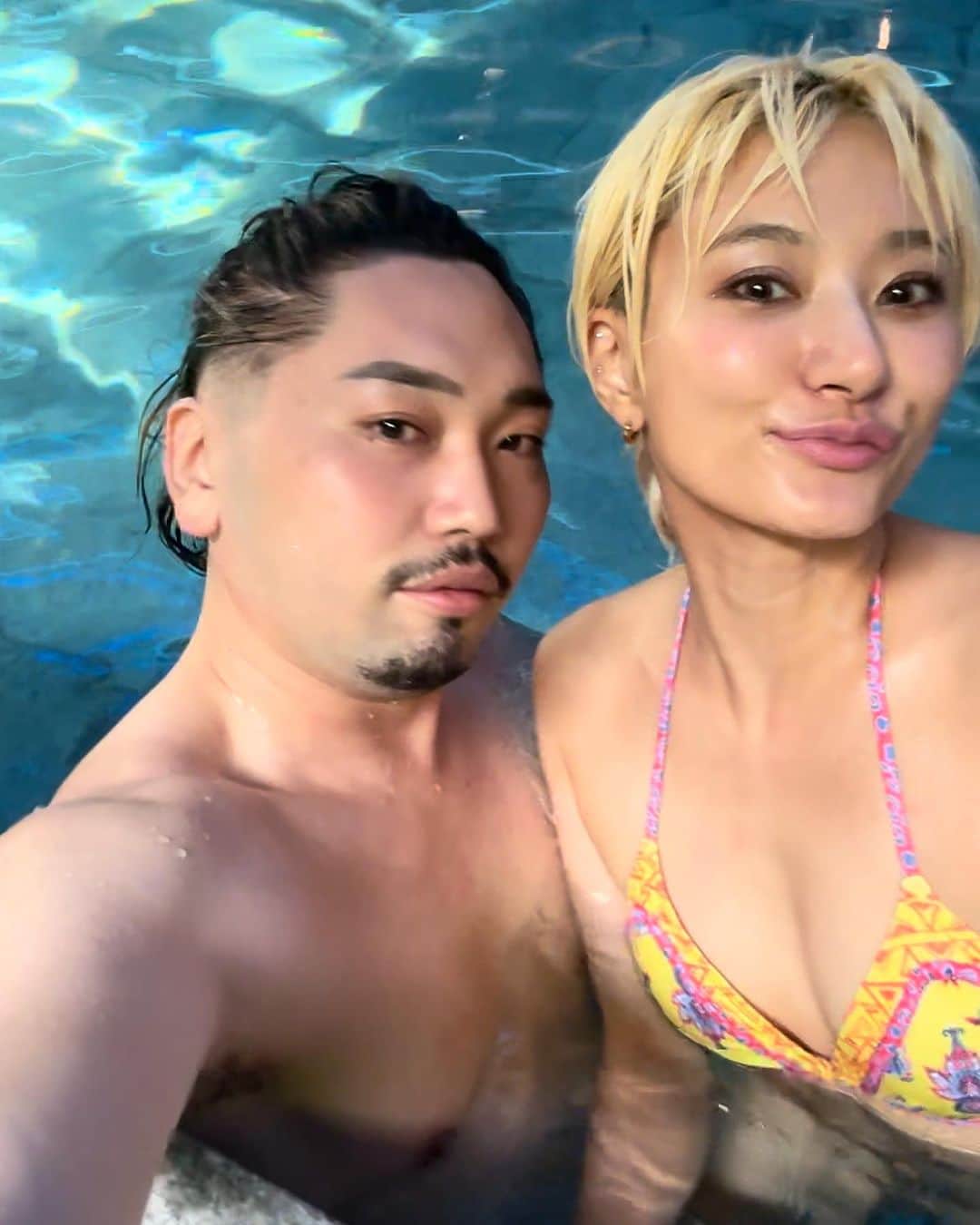 中川友里のインスタグラム：「the happiest summer vibes👙🩷  お友達カップルとプール🫢✨  @wosakahotel   #hotel #pool #summer  初めましてのみなさんと打ち上げ2次会参加して久しぶりにkenzo飲んで幸せに浸った😭🥹🤍」