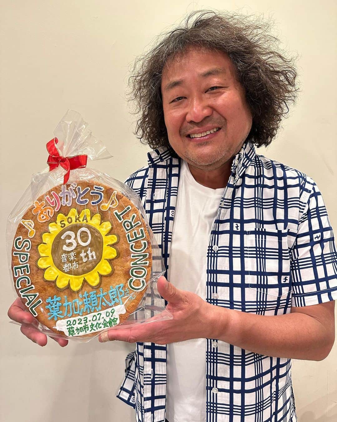 葉加瀬太郎のインスタグラム：「今日も暑いね💦 昨日は埼玉県草加市にお招き頂き、 由紀江ちゃん、柏木と演奏してきました〜  特大サイズのメッセージ入り草加せんべいと、地元工芸品の浴衣生地のシャツをプレゼントして頂きました！ おせんべい、おいしいです😊  #葉加瀬太郎 #草加市」