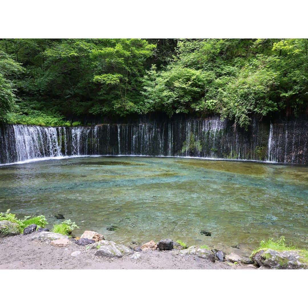 真野恵里菜さんのインスタグラム写真 - (真野恵里菜Instagram)「自然に癒された日🌿 #お出かけ #軽井沢 #白糸の滝 #カメラ散歩 #充電完了 . 茶色のトップス @unitedarrows_official  白の夏パーカー @diagramofficial  デニム　@dsquared2  スニーカー　@goldengoose  スマホショルダー　@beautyandyouth_official」7月10日 17時26分 - erinamano_official