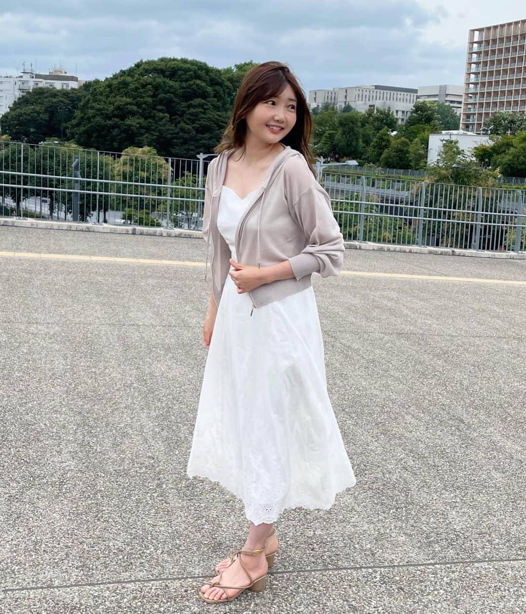 橘珠里さんのインスタグラム写真 - (橘珠里Instagram)「⋆  前回の投稿へのあたたかいコメントや、たくさんのいいねをありがとうございます🤕🤍  嬉しくて回復が早まりそうです⋆͛  ワンピースと合わせて着ているのは、シアーニットパーカー @tocco_closet   透け感があって、今の暑い時期の羽織ものにぴったりです⋆͛  パーカーだけれど上品で、他のカラーも気になっている、お気に入りです☘︎  3枚目は変な表情をしている写真で、素のドジな自分らしいかと思い載せてみました💭  #tocco #toccocloset #トッコクローゼット #トッコ #ホワイトワンピース #夏コーデ #夏服コーデ #キャミワンピース #シアーパーカー #大人かわいいコーデ」7月10日 17時27分 - jurinu