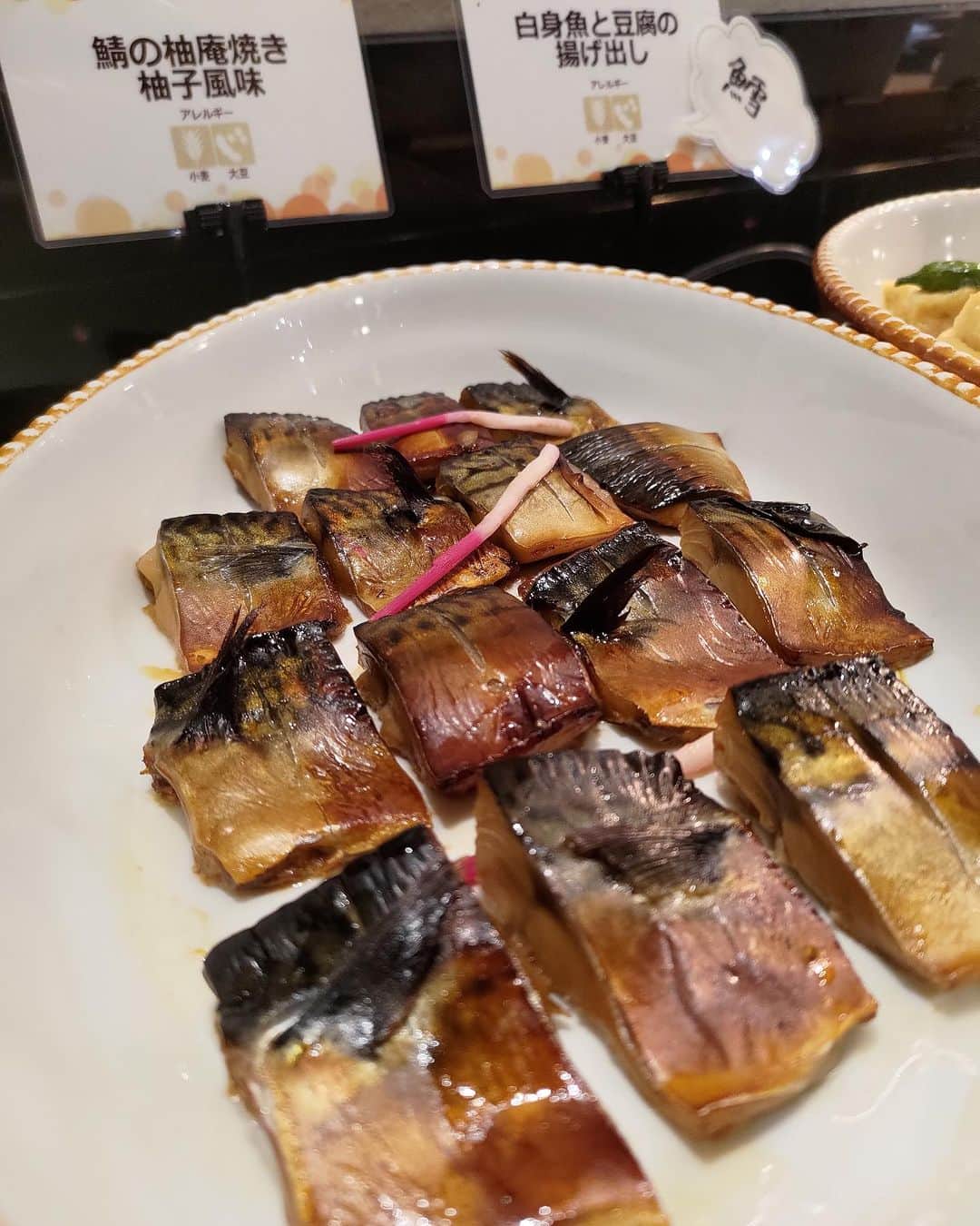 アンジェラ佐藤さんのインスタグラム写真 - (アンジェラ佐藤Instagram)「アンジェランチビュッフェなーりヾ(●´∇｀●)ﾉ  ホテルポールスター札幌の「ダイニング&バー179｣のランチビュッフェ行ってきただよ！  土日は実演があって、炙りサーモンとネギトロのお寿司がありました🍣  道産豚肩ロース肉のグリル旨し！豚肉の脂身ってどうしてこんなに甘いんだろう。。。  #ホテルポールスター札幌 #ダイニングアンドバー179 #札幌ランチブッフェ #札幌ランチバイキング #北海道バイキング #札幌食べ放題 #北海道食べ放題 #札幌グルメ #札幌ホテルバイキング #札幌ホテルビュッフェ #ランチ時間無制限 #179市町村  #まんが盛り #漫画盛り #マンガ盛り #北海道食材を使用したメニューが豊富 #179市町村の物産展なども開催してますよん #いつも沢山食べさせてくださりありがとうございます #北海道吃到飽 #北海道好吃 #ヒンナヒンナ」7月10日 17時27分 - angela_satou
