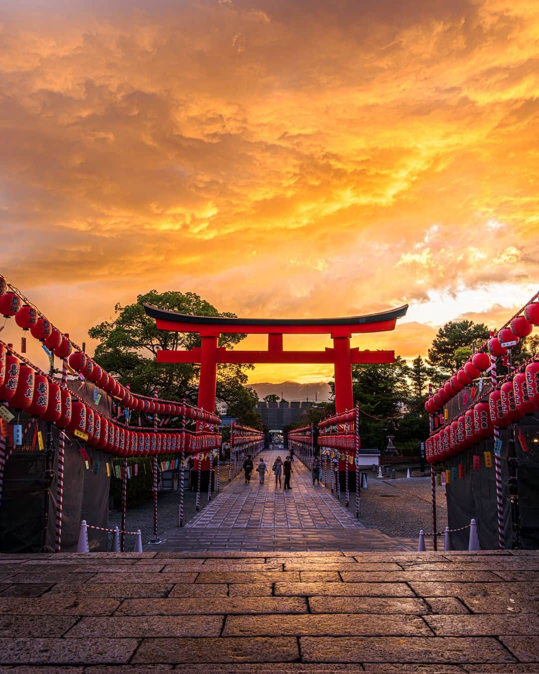 JALのインスタグラム：「. 京都 #伏見稲荷大社 ⛩️ 真っ赤な提灯が並ぶ本宮祭は、7月22日.23日に開催🏮 #FreshAirJuly . . Photo by @s_ken.ken Post your memories with #FlyJAL  #JapanAirlines #JAL #travel #京都 #京都観光 #京都散策 #神社 #鳥居 #ドラマチック #夕日 #夕焼け #夕焼けハンター #絶景 #絶景スポット #日本 #日本の絶景 #国内旅行 #旅行 #日本航空」