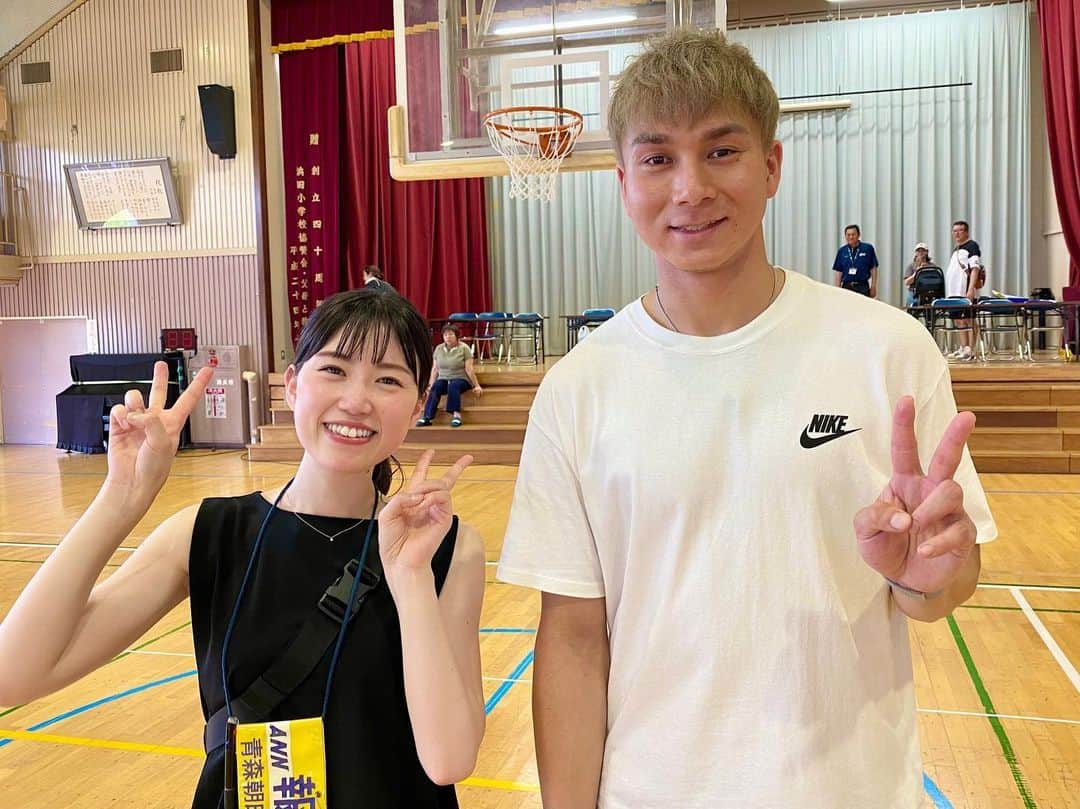 服部未佳さんのインスタグラム写真 - (服部未佳Instagram)「B1渋谷で活躍する津屋一球選手🏀 小学生時代の恩師・黒瀧耕治先生と 母校で開催したミニバスの大会 その名もKAZUMA CUP！ 取材してきました⛹🏻‍♂️ このあと18:15〜 ハレのちあした県内ニュース 「ハレすぽ」のコーナーでお伝えします！ 子どもたちみんな楽しそうで こちらまでパワーいただきました🔥 ぜひご覧ください☺️  #津屋一球 選手 #浜田小学校 #OB #青森市  #サンロッカーズ渋谷 #プロ #バスケ #B1  #ミニバス #KAZUMACUP #🏀  #服部未佳 #アナウンサー #ハレのちあした」7月10日 17時30分 - mikahattori_aba