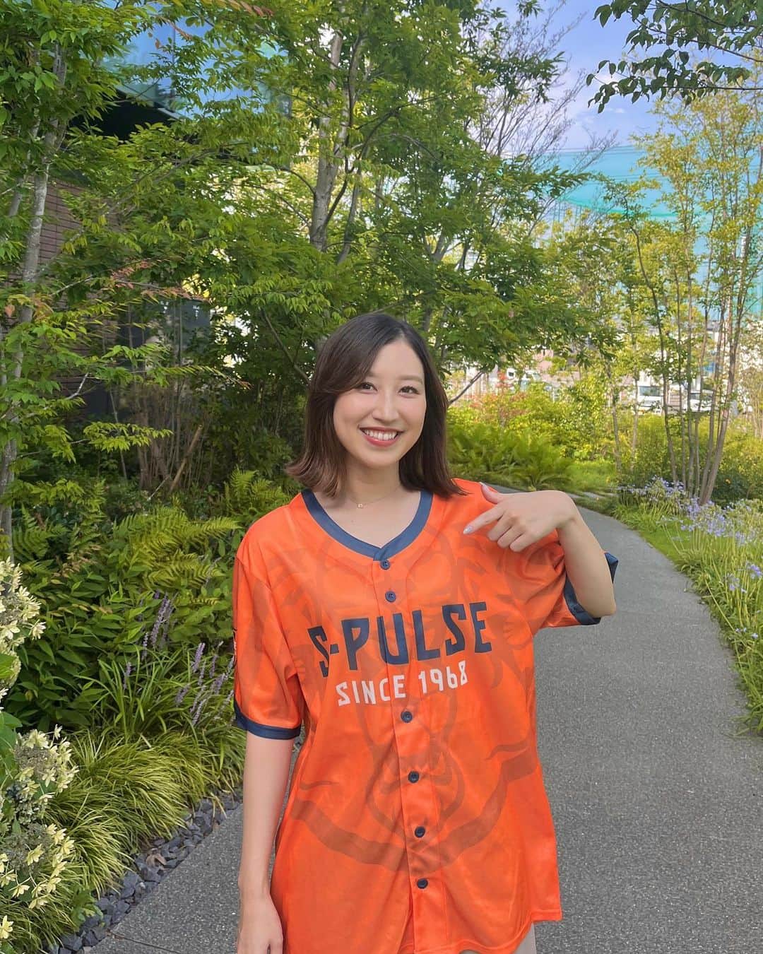 のインスタグラム：「エスパルスの国立マッチまであと6日🧡 3連勝中のエスパルス！J1自動昇格圏も見えてきました❤️‍🔥この勢いで国立に乗り込みます🤜🤛  🏟️7/16(日) 18:00キックオフ  vsジェフユナイテッド千葉 先着30,000人の方に、この国立マッチ2023限定 オレンジユニシャツ をプレゼント！今年の夏も国立をオレンジに染めましょう🧡🤝🏻  去年の国立マッチ、悔しい思い出もあるけれど、とってもとっても良かった！！！！！！3.4枚目は去年のものです🔥5万6千人を超えるサポーターのみなさんの熱がすごかったなぁ、、、！ 今年はKICK OFF! SHIZUOKAの生放送があるので行けず😭皆さん私の分もパワーを送ってきてください😭✨✨✨  #ジェフ戦だから秋葉監督も燃えているかなぁ！ #清水翔太さんの国歌独唱も聴きたかった、、、 #spulse #jleague #国立競技場  #清水エスパルス #戻るべき場所へともに #サッカー #soccer」