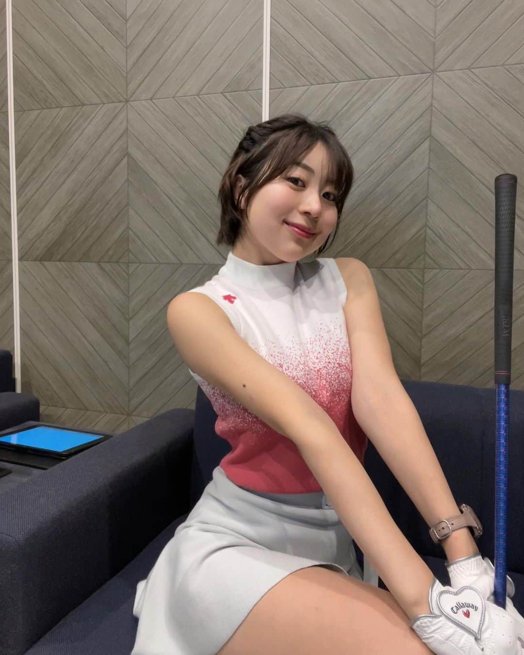 小林由依のインスタグラム：「* 昭島市でゴルフ練習⛳️ ⁡ この日は日本最大級の打席数を誇る インドアシュミレーションゴルフ練習場、 @honobogolf さんへ🌹 ⁡ ⁡ ありがたいことに、VIPルームを使わせていただきました✨ ⁡ お部屋の中とても広々としていてとても快適だった〜！ ⁡ 最大4人まで同時にプレイ可能だそうです◎ ⁡ ⁡ 天候を気にせず 大人数でワイワイ楽しめるの素敵だよね🥰 ⁡ ⁡ サインを書かせていただいたので、 ここに行かれる方は ぜひ私のサインも探してみてください👼❤︎笑 ⁡ ⁡ ⁡ ⁡ 私はまだボール打つときに右脇が締まりがちなので 気をつけたい🏌️‍♀️ ⁡ まだまだ練習あるのみ👼 ⁡ ⁡ PR @honobo_golf #ゴルフ練習場 #ゴルフ女子 #ゴルフレッスン #シミュレーションゴルフ #インドアゴルフ #honoboGolf #昭島ゴルフ　 　 . . . . . ⁡ #ゴルフ #ゴルフ練習 #ゴルフレッスン #ゴルフコーデ #ゴルフウェア #ゴルフ初心者 #ゴルフ女子コーデ #スポーツ女子 #東京 #昭島 #昭島市 #tokyo #東京ゴルフ #デサント #デサントゴルフ #descentegolf #descente #ミニスカート #スカートコーデ #ショートヘア #休日コーデ #休日」