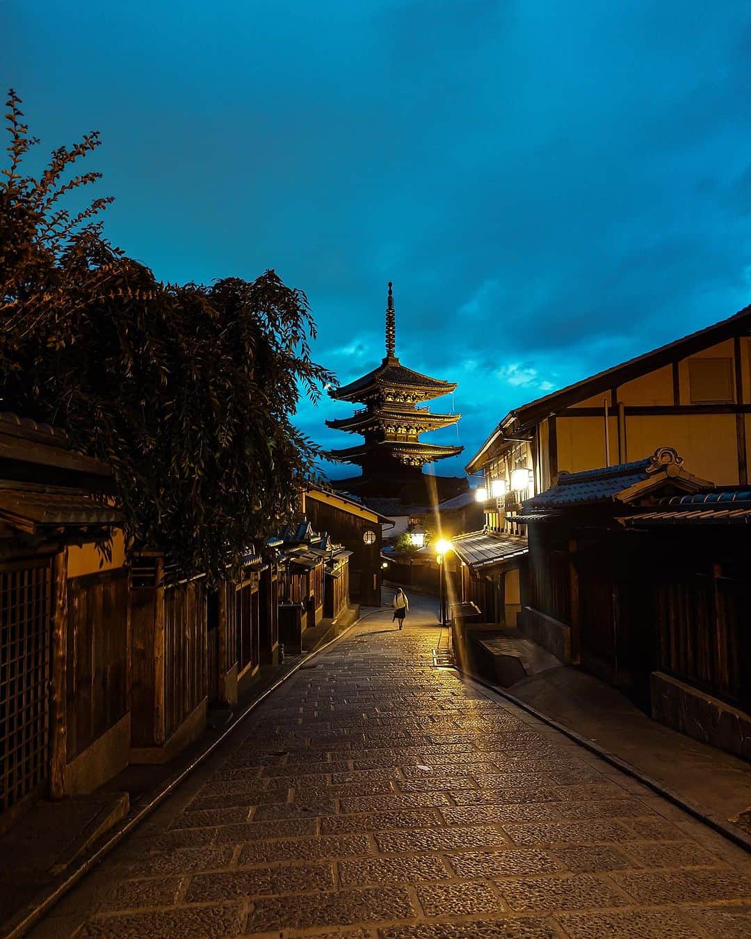 6151のインスタグラム：「初夏の旅| Xperia 1 V #Sony  Xperia 1 Vに新搭載された6つのクリエイティブルック。一眼カメラαに搭載されている画作りのための機能で、わたしも普段から活用しているからXperiaでも使えるようになって嬉しい!  簡単に言うとフィルターのような効果があるので撮影段階で雰囲気のある撮影が可能に。早速活 用しているのだけど、手軽に気に入った画作りができて楽しい。レタッチや現像しなくても自分のイメージで撮影できちゃう。  6つあるルックの中で特に気に入っているのは「FL」モード。オールドレンズやフィルムを使った撮 影ようなイメージで、特に青や緑を撮影した時の色に変化があって好み。  よく撮る色に合わせてモードを切り替えて撮影しても面白そう!メイン・インカメラのどちらも使えるし、動画撮影でも使えるから写真も動画も同じ雰囲気に合わせられるところも便利。  #Xperia #Xperia1V #Xperiaアンバサダー #pr #PhotographyPro」