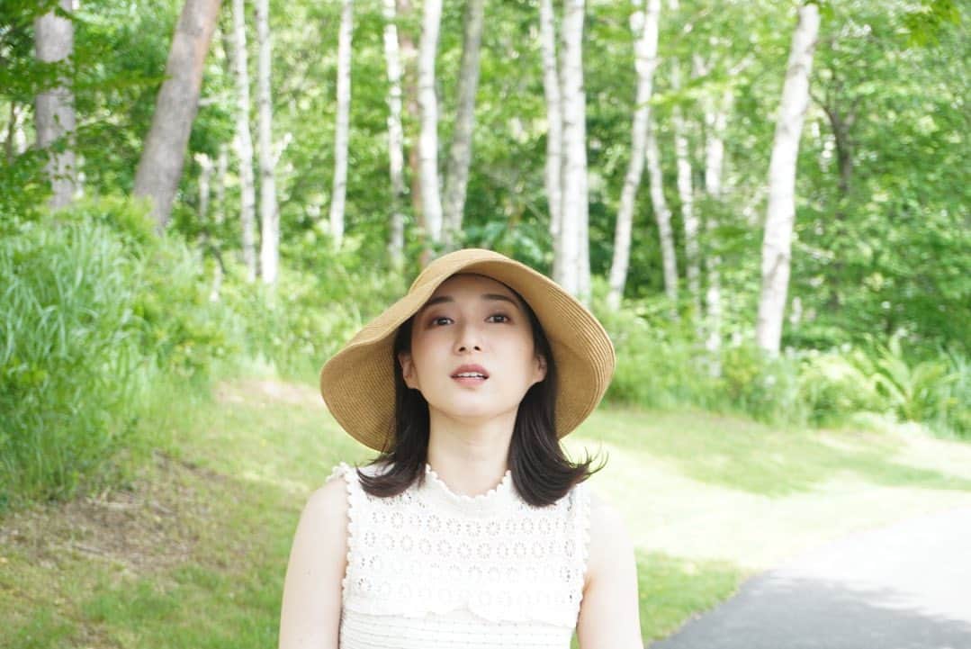 山田桃子さんのインスタグラム写真 - (山田桃子Instagram)「暑すぎなんだが... .  梅雨ってもう明けたの？  立ってるだけで暑い。  さーて、 夏を乗り切れるかな！？  〜 八ヶ岳で白樺と📸  真っ白な幹が、 高原を明るく爽やかな印象にしてくれるので、 「高原の白い貴公子」とも呼ばれているんですって！  北欧の国では、幸運をもたらす縁起の良い木として シラカバで作ったものは「幸せの贈り物」とされるそう♡  たまには、自然の風や植物と戯れることで、 ナチュラルな自分自身を取り戻すことも大切ですね✨ 〜  #白樺 #シラカバ #シラカンバ  #八ヶ岳 #長野 #爽健美茶  #フリーアナウンサー #山田桃子」7月10日 17時45分 - momomdoll