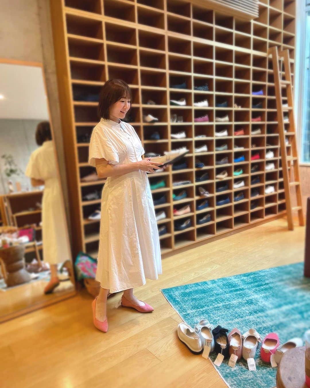 浦野一美さんのインスタグラム写真 - (浦野一美Instagram)「#🌐  VIOマルシェ @vio_organic で一目惚れした 環境にやさしい靴 のブランド Öffen @offen_gallery   ここの靴はね、汚れても丸洗いOKで こんなに素敵なのに疲れにくい✨️  妊娠から半年で一気に体重が増えて、 それを支える脚が 疲れやすく驚く程に浮腫んでるのが悩み😖՞ ՞  体調優先と思ってスニーカーもよく履きますが、 お出かけの時はお洒落したいし.. 安全で楽なのに ちゃんと見えする靴を探していましたᵕ̈*  見た目は布みたいな靴で 伸びてダメになりそうって思ったけど、 シューズのアッパー部分には 使用済ペットボトルから作られた高品質なポリエステル素材のリサイクル糸を使用していて 素材が伸びてダメになることが無く 水洗いすることも可能にしているらしく寧ろ清潔に保てて丈夫‼︎  しかも、知らぬ間に サステナブルしちゃってるのが また良いですよね☺︎︎  スタッフさん曰く、 お子様がいる方にも 疲れにくく汚れを気にせず履けると 人気なんだとか。  確かに！ これなら産前産後も長く履けるし、 何足あっても良いなって事で 既に2足購入して、よく履いています♩¨̮  何度か洗っているけど汚れもすぐ落ちるし いつも綺麗な状態で履けて気分も上がってるᵕ̈*  オンラインで購入してみたら、 サイズ感が難しくて交換が必要に… 素敵なショールームへ伺って 無事にピッタリをお迎えできました。  Öffenスタッフさんも、 長時間立ち仕事が多かったり ママさんも居るのでオススメしてくれる靴は ほぼ、そういうの欲しかった！ってなりました♡  ポップアップも多いブランドなので、 近くで開催している時はチャンスかも♡  #offenshoes #妊娠 #妊婦ファッション #妊婦コーデ #妊娠中  #offen #オッフェン #シューズ #バレーシューズ #フラットシューズ  #ファッション #エシカル #エシカルファッション #サステナブル #サステナブルファッション #サスティナブル  #アップサイクル #リサイクル」7月10日 17時45分 - cindy.cinderella
