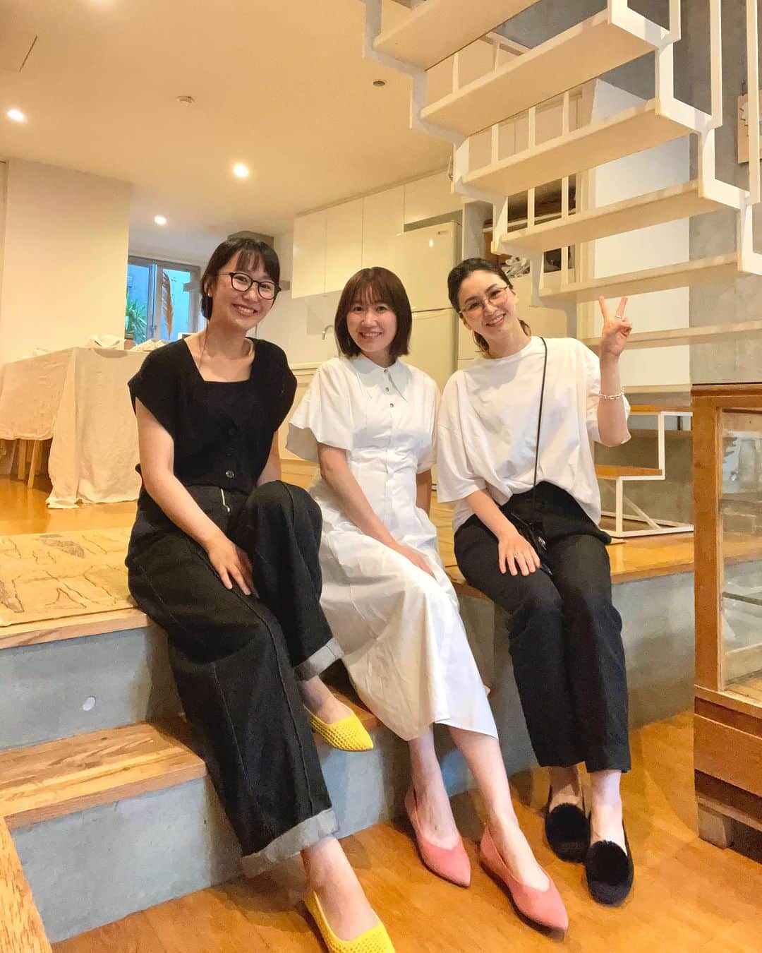 浦野一美さんのインスタグラム写真 - (浦野一美Instagram)「#🌐  VIOマルシェ @vio_organic で一目惚れした 環境にやさしい靴 のブランド Öffen @offen_gallery   ここの靴はね、汚れても丸洗いOKで こんなに素敵なのに疲れにくい✨️  妊娠から半年で一気に体重が増えて、 それを支える脚が 疲れやすく驚く程に浮腫んでるのが悩み😖՞ ՞  体調優先と思ってスニーカーもよく履きますが、 お出かけの時はお洒落したいし.. 安全で楽なのに ちゃんと見えする靴を探していましたᵕ̈*  見た目は布みたいな靴で 伸びてダメになりそうって思ったけど、 シューズのアッパー部分には 使用済ペットボトルから作られた高品質なポリエステル素材のリサイクル糸を使用していて 素材が伸びてダメになることが無く 水洗いすることも可能にしているらしく寧ろ清潔に保てて丈夫‼︎  しかも、知らぬ間に サステナブルしちゃってるのが また良いですよね☺︎︎  スタッフさん曰く、 お子様がいる方にも 疲れにくく汚れを気にせず履けると 人気なんだとか。  確かに！ これなら産前産後も長く履けるし、 何足あっても良いなって事で 既に2足購入して、よく履いています♩¨̮  何度か洗っているけど汚れもすぐ落ちるし いつも綺麗な状態で履けて気分も上がってるᵕ̈*  オンラインで購入してみたら、 サイズ感が難しくて交換が必要に… 素敵なショールームへ伺って 無事にピッタリをお迎えできました。  Öffenスタッフさんも、 長時間立ち仕事が多かったり ママさんも居るのでオススメしてくれる靴は ほぼ、そういうの欲しかった！ってなりました♡  ポップアップも多いブランドなので、 近くで開催している時はチャンスかも♡  #offenshoes #妊娠 #妊婦ファッション #妊婦コーデ #妊娠中  #offen #オッフェン #シューズ #バレーシューズ #フラットシューズ  #ファッション #エシカル #エシカルファッション #サステナブル #サステナブルファッション #サスティナブル  #アップサイクル #リサイクル」7月10日 17時45分 - cindy.cinderella