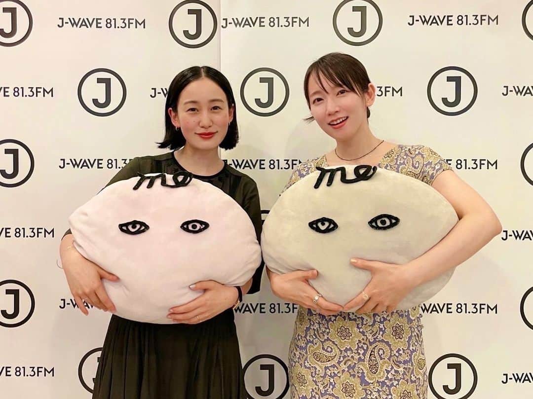 平野紗季子のインスタグラム：「最新回の味な副音声 @ajinafukuonsei にマイラブ吉岡里帆ちゃんが遊びにきてくれました🍨里帆ちゃんといえば主演映画「アイスクリームフィーバー」がまもなく公開💎と言うわけで平野最愛のシンチェリータのジェラートを食べながら、アイスクリームのこと映画のこと、色々話してます🫧  アイスを食べながら基本はしゃいでいますが、時々真剣になったりしている。完全な自分なんていないこと、だからこそ他者との関わりが意味を持つこと、それが永遠でなくたって一瞬の出会いが良き方へと導いてくれることもあること…とかとか。お喋りしていて、改めて里帆ちゃんは生きることを耕してきた人なんだなあ…と思いました。聴くと更に彼女のことを好きになってしまうはずです(私は勿論なりました)🍨  前編のラジオ放送は終わってしまったのだけど、後編はラジオが7/14 24:30- / podcastは7/17配信です📻 これ以上ないアイス日和を絶賛更新中の日々ですが、アイスクリームを食べながらぜひ〜🦄」