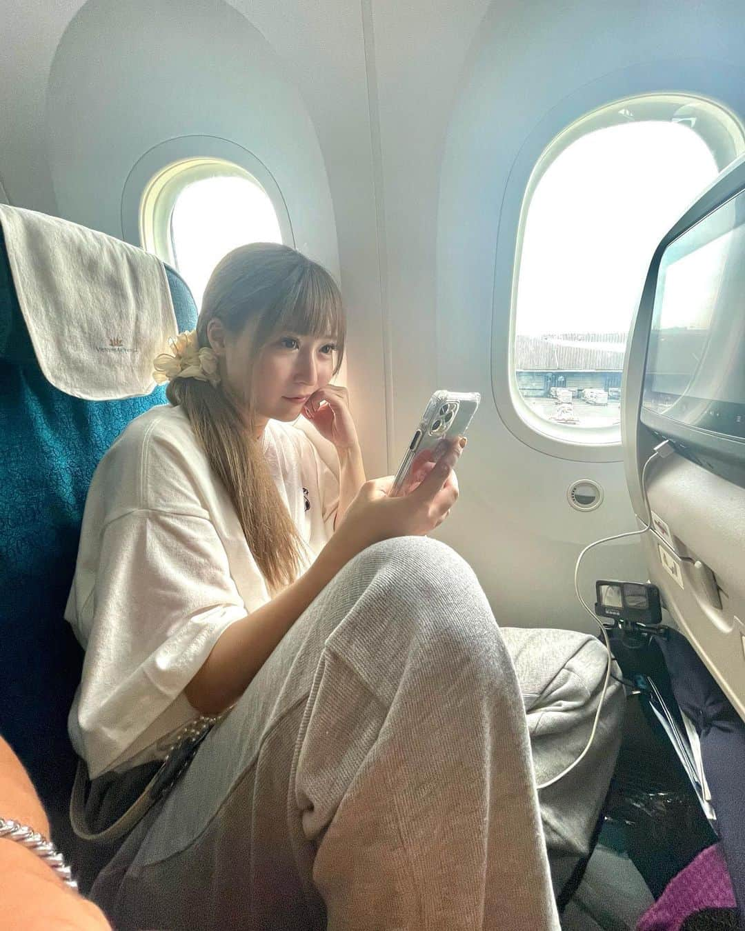 はづきてぃのインスタグラム：「・ 飛行機の過ごし方って こんなもんだよね🤣✈️ とりあえず雷に迎え入れていただき 乗り継ぎのハノイ到着っ♡ 隣の席が空いてて、 やすの膝で横になって寝れたラッキー💓 次の13時間フライトが問題😂  後ろの席にしたから後ろのとこで ストレッチしたり自由に過ごしてたww  やすはスパークリングワイン、白ワイン、ビール飲んでた🤣🍻  #パリ旅行 #ベトナム航空 #gotoparis #空港コーデ #飛行機コーデ #飛行機での過ごし方 #ヨーロッパ旅行 #カップル旅行 #海外旅行」