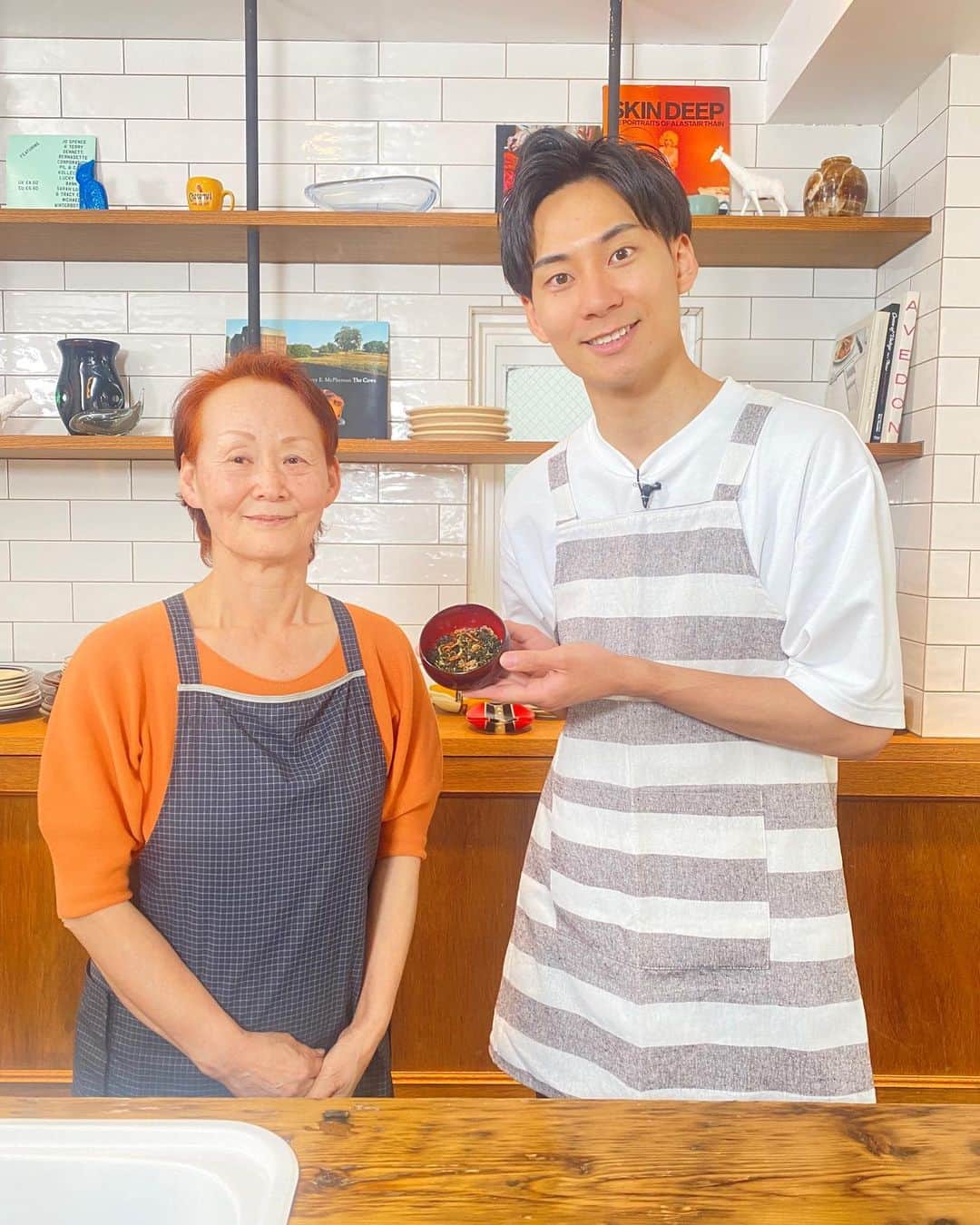 フジテレビアナウンサーのインスタグラム：「楽しくサステナ！ということで、お茶がらからふりかけを作ってきました！  お茶がらにはビタミンや食物繊維が豊富で、食べても美味しいということを実感してきました！ 器の中をよくみるとチリメンジャコと桜エビも入っています🦐  #サステナWAVE #楽しくアクションSDGs #沢木みずほ先生  #今湊敬樹」