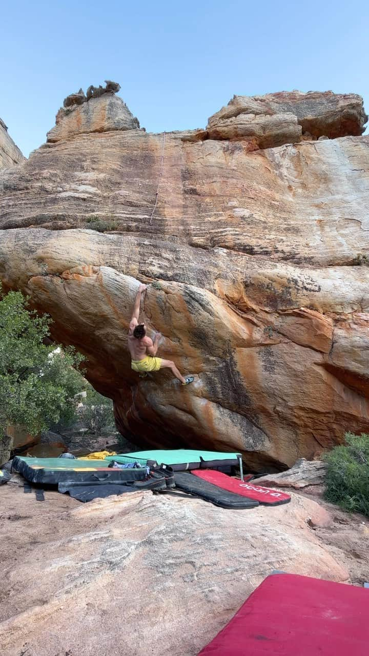 ペイジー・クラッセンのインスタグラム：「@arjandekock putting that dad bod to work. Always special to see Arjan in his zone. And Rocklands is certainly his zone.  Quintessential, V13 and retro flash of Barracuda, V11 in a day (plus retro flash of Black Mango Chutney, V10).  @lasportivana @physivantage @maximropes @kiltergrips」