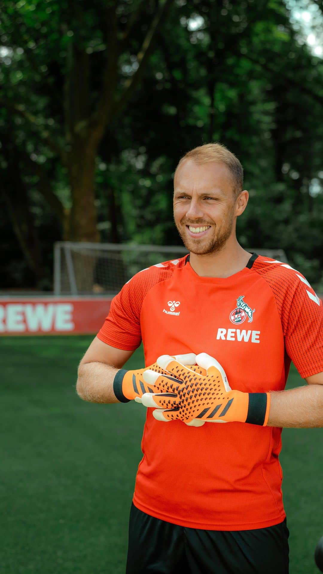 1.FCケルンのインスタグラム：「Wir sind LIVE beim Trainingsauftakt 2023/24 🤩 ___ #effzeh」