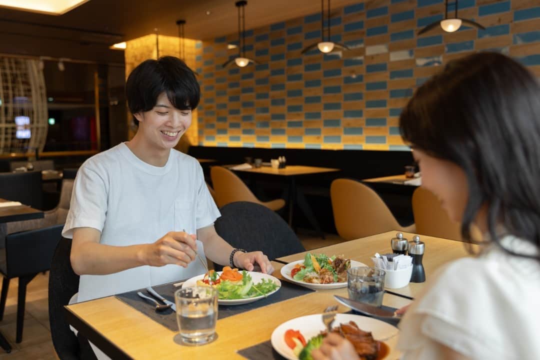 ヒルトン大阪 Hilton Osakaさんのインスタグラム写真 - (ヒルトン大阪 Hilton OsakaInstagram)「梅田のランチデートには、バラエティ豊かなビュッフェがおすすめ🌞  Folk Kitchen（フォルク キッチン）では、新鮮なサラダから豪華なメインディッシュ、約40種類の料理や季節メニューを揃えています。また、様々なヒルトンスイーツやアイスクリーム、コーヒーと紅茶などのドリンクもご用意していますので、思う存分ゆっくりとお楽しみいただけます☕️  お休みのお出かけは、ぜひヒルトン大阪で。  詳細・ご予約は @hiltonosaka ホームページより。  Looking for the perfect lunch date spot in Umeda area? Look no further than our delightful buffet with an array of mouthwatering dishes!🌞  At Folk Kitchen, you can indulge in an extensive selection of approximately 40 different dishes and seasonal menus, ranging from refreshing salads to sumptuous main courses. In addition, we offer a delightful assortment of Hilton sweets, along with a selection of ice cream, coffee, tea, and other beverages for you to enjoy to your heart's content.☕️  We look forward to welcoming you to Hilton Osaka for a memorable holiday outing.  For more details and to make a reservation, please visit our website at @hiltonosaka.  === #ヒルトン大阪 #ランチビュッフェ #大阪デート #梅田デート #ホテルビュッフェ #ホテルランチ #大阪ランチ #梅田ランチ #HiltonOsaka #OsakaHotel #OsakaLunch」7月10日 18時00分 - hiltonosaka