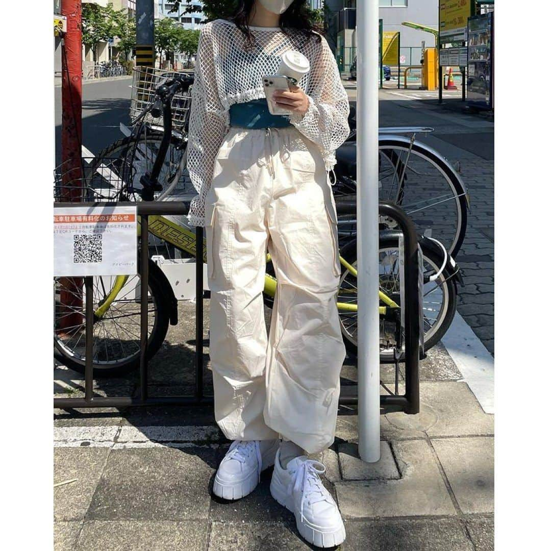 RiLiさんのインスタグラム写真 - (RiLiInstagram)「最近よく見る👀【カーゴパンツコーデ】🕶🐻  Special Thanks💐 Photo by⁣⁣ 01p-@kumika_iiio2 02p-@__.moonlight121 03p-@94uka 04p-@_rimanu_318 05p-@13rinaeyo 06p-@mei._.49 07p-@yrmo6 08p-@pledica_yui 09p-@hjr__ho 10p- @risa_olive   最近よく見る👀【カーゴパンツコーデ】🕶🐻 今大人気のカーゴパンツは みんな持ってる❓💘  ボリュームのあるボトムスだから ピチッとしたトップスを合わせると スタイルアップ効果が抜群なの🌻🪄  GUなどプチプラでも手に入るから ぜひチェックしてみてね🔍  Edit by RiLi編集部🐰 miwaco @‌micomy_02  🤍🤍🤍  RiLiで紹介してもらいたい子は #rili_tokyo を付けてね❕  #カーゴパンツ #韓国ファッション #韓国ストリート #夏コーデ #y2kファッション #通学コーデ #tシャツコーデ #카고바지 #일본패션 #데일리코디 #여름코디」7月10日 18時00分 - rili.tokyo