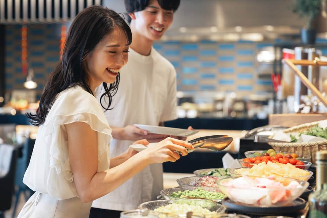 ヒルトン大阪 Hilton Osakaのインスタグラム：「梅田のランチデートには、バラエティ豊かなビュッフェがおすすめ🌞  Folk Kitchen（フォルク キッチン）では、新鮮なサラダから豪華なメインディッシュ、約40種類の料理や季節メニューを揃えています。また、様々なヒルトンスイーツやアイスクリーム、コーヒーと紅茶などのドリンクもご用意していますので、思う存分ゆっくりとお楽しみいただけます☕️  お休みのお出かけは、ぜひヒルトン大阪で。  詳細・ご予約は @hiltonosaka ホームページより。  Looking for the perfect lunch date spot in Umeda area? Look no further than our delightful buffet with an array of mouthwatering dishes!🌞  At Folk Kitchen, you can indulge in an extensive selection of approximately 40 different dishes and seasonal menus, ranging from refreshing salads to sumptuous main courses. In addition, we offer a delightful assortment of Hilton sweets, along with a selection of ice cream, coffee, tea, and other beverages for you to enjoy to your heart's content.☕️  We look forward to welcoming you to Hilton Osaka for a memorable holiday outing.  For more details and to make a reservation, please visit our website at @hiltonosaka.  === #ヒルトン大阪 #ランチビュッフェ #大阪デート #梅田デート #ホテルビュッフェ #ホテルランチ #大阪ランチ #梅田ランチ #HiltonOsaka #OsakaHotel #OsakaLunch」