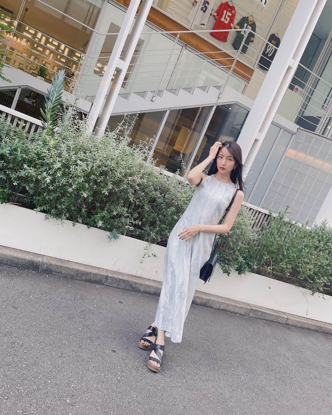 小島梨里杏さんのインスタグラム写真 - (小島梨里杏Instagram)「🐬🫧🧊🪞🩵  やっと着れた〜 背中かわい。」7月10日 18時00分 - r_riria