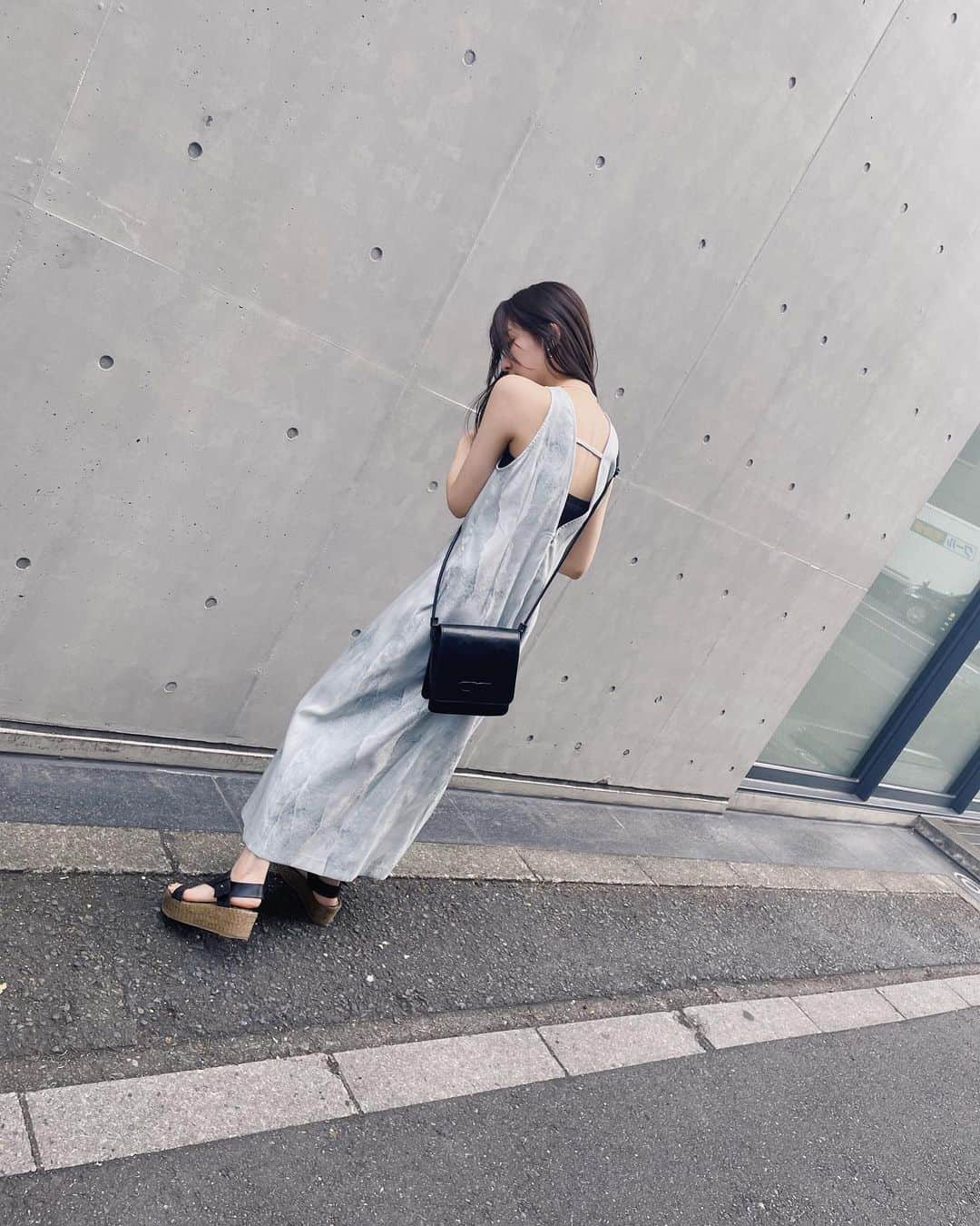 のインスタグラム：「🐬🫧🧊🪞🩵  やっと着れた〜 背中かわい。」