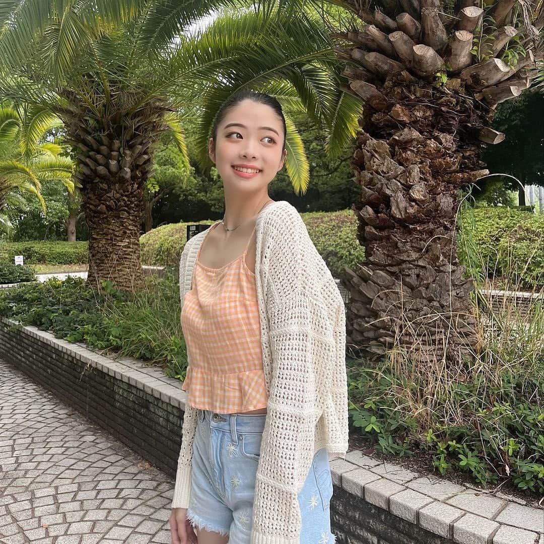 アメリカンイーグルのインスタグラム：「@moe__1017 のように、快適でスタイリッシュなパーフェクトショーツを常に探し求めているあなた、AEデニムショーツがその答え🤩もう探す必要ないよ〜  一緒にデニムメンバーとなって、あなたのショーツストーリーを教えてね💁🏻‍♀️  #アメリカンイーグル #americaneaglejp #AEJeans #アメリカンイーグルジーンズ #デニム #ジーンズ #AEコーデ #TheSummerofUs #夏コーデ #夏 #カジュアルコーデ #ショートパンツ」